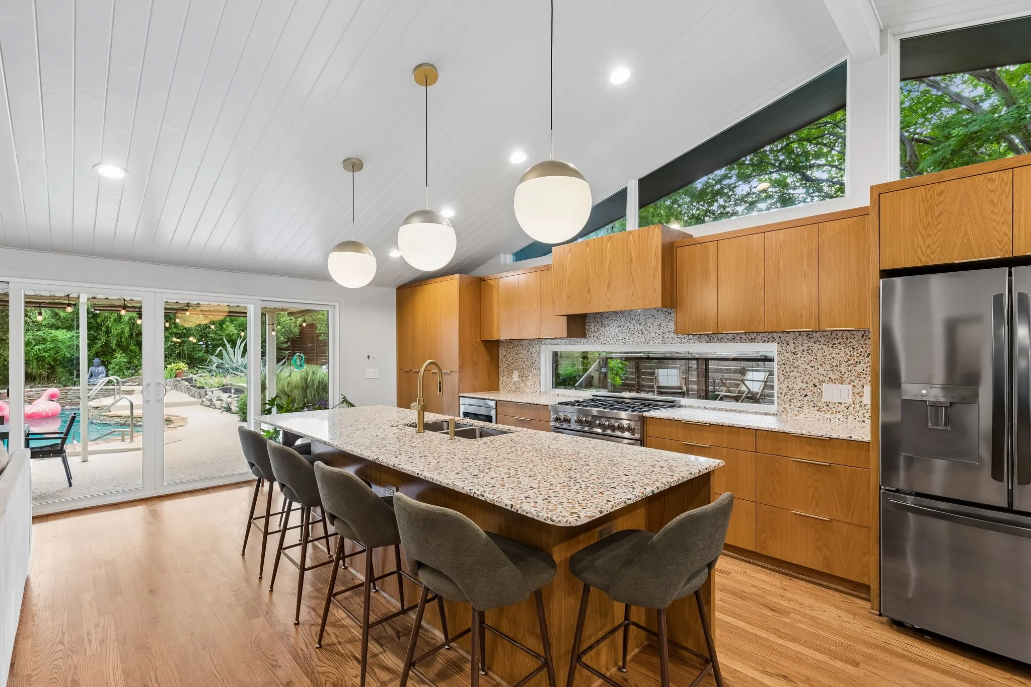 Single Family Residence For Sale in Dallas County , 707 Bondstone Drive, Dallas, Texas 75218, 3 Bedroom, 2 Bathroom, 2 Garage spaces, 2,488 Sqft, built in 1962, mls#21302345, Real Estate Agent in Dallas, Homes For Sale in Dallas county, Homes For Sale in Dallas, Realtor in Dallas Texas, Real Estate Brokerage Independent Realty Texas, Luminita Cordes Realtor