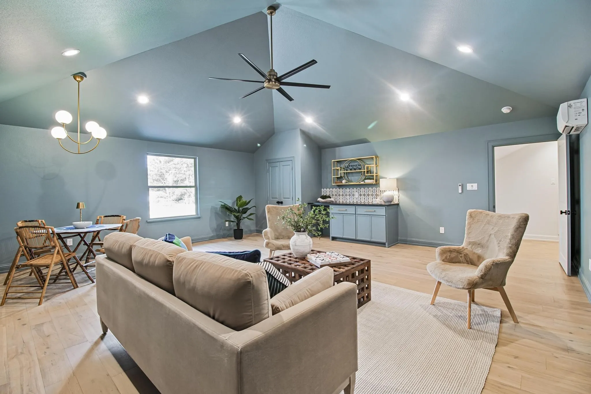 Single Family Residence For Sale in Smith County , 16862 Cardinal Lane, Troup, Texas 75789, 4 Bedroom, 4 Bathroom, 2 Garage spaces, 3,711 Sqft, built in 2010, Price $1,500,000, mls#21303063, Real Estate Agent in Troup, Homes For Sale in Smith county, Homes For Sale in Troup, Realtor in Troup Texas, Real Estate Brokerage Independent Realty Texas, Luminita Cordes Realtor