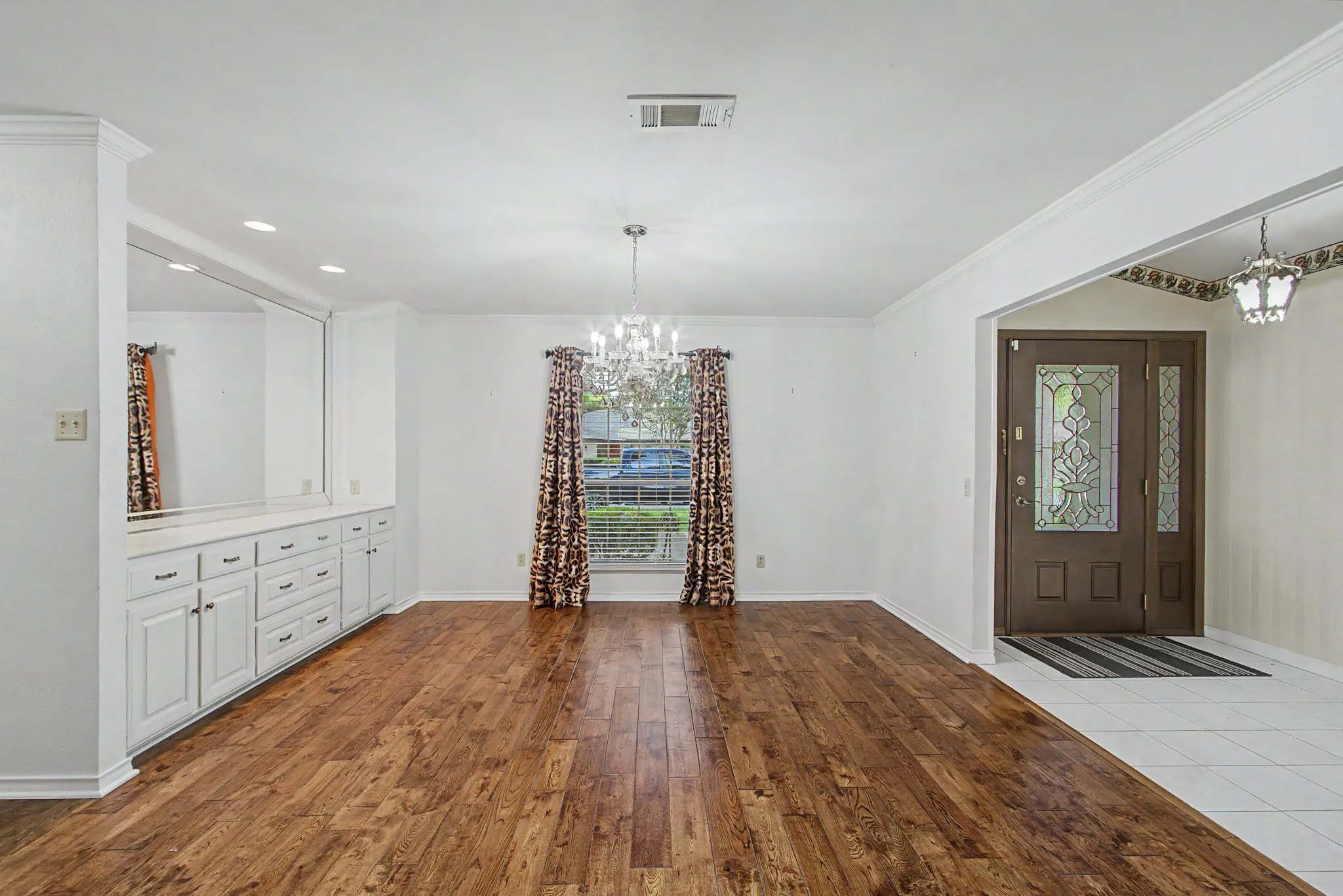 Single Family Residence For Sale in Tarrant County , 2110 Juanita Drive, Arlington, Texas 76013, 4 Bedroom, 4 Bathroom, 2 Garage spaces, 2,534 Sqft, built in 1968, mls#21303094, Real Estate Agent in Arlington, Homes For Sale in Tarrant county, Homes For Sale in Arlington, Realtor in Arlington Texas, Real Estate Brokerage Independent Realty Texas, Luminita Cordes Realtor