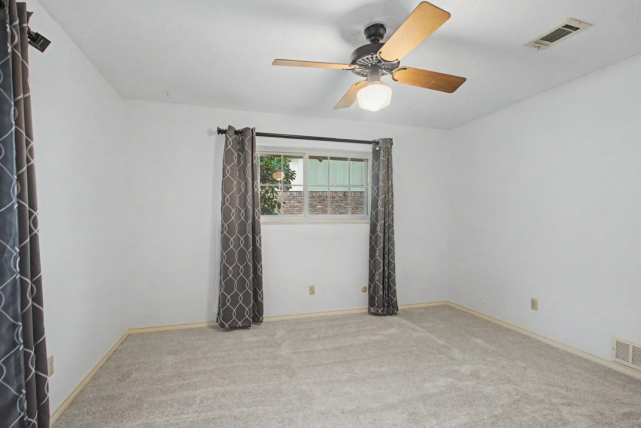 Single Family Residence For Sale in Tarrant County , 2110 Juanita Drive, Arlington, Texas 76013, 4 Bedroom, 4 Bathroom, 2 Garage spaces, 2,534 Sqft, built in 1968, mls#21303094, Real Estate Agent in Arlington, Homes For Sale in Tarrant county, Homes For Sale in Arlington, Realtor in Arlington Texas, Real Estate Brokerage Independent Realty Texas, Luminita Cordes Realtor