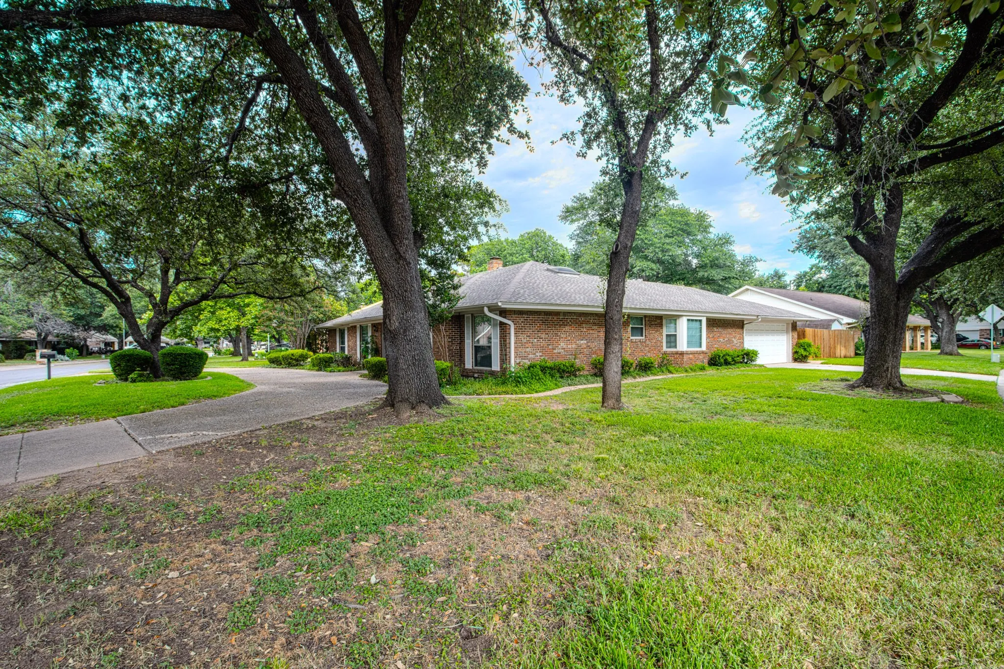 Single Family Residence For Sale in Tarrant County , 2110 Juanita Drive, Arlington, Texas 76013, 4 Bedroom, 4 Bathroom, 2 Garage spaces, 2,534 Sqft, built in 1968, mls#21303094, Real Estate Agent in Arlington, Homes For Sale in Tarrant county, Homes For Sale in Arlington, Realtor in Arlington Texas, Real Estate Brokerage Independent Realty Texas, Luminita Cordes Realtor