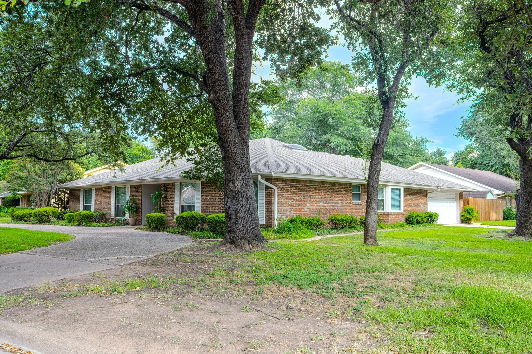 Single Family Residence For Sale in Tarrant County , 2110 Juanita Drive, Arlington, Texas 76013, 4 Bedroom, 4 Bathroom, 2 Garage spaces, 2,534 Sqft, built in 1968, mls#21303094, Real Estate Agent in Arlington, Homes For Sale in Tarrant county, Homes For Sale in Arlington, Realtor in Arlington Texas, Real Estate Brokerage Independent Realty Texas, Luminita Cordes Realtor