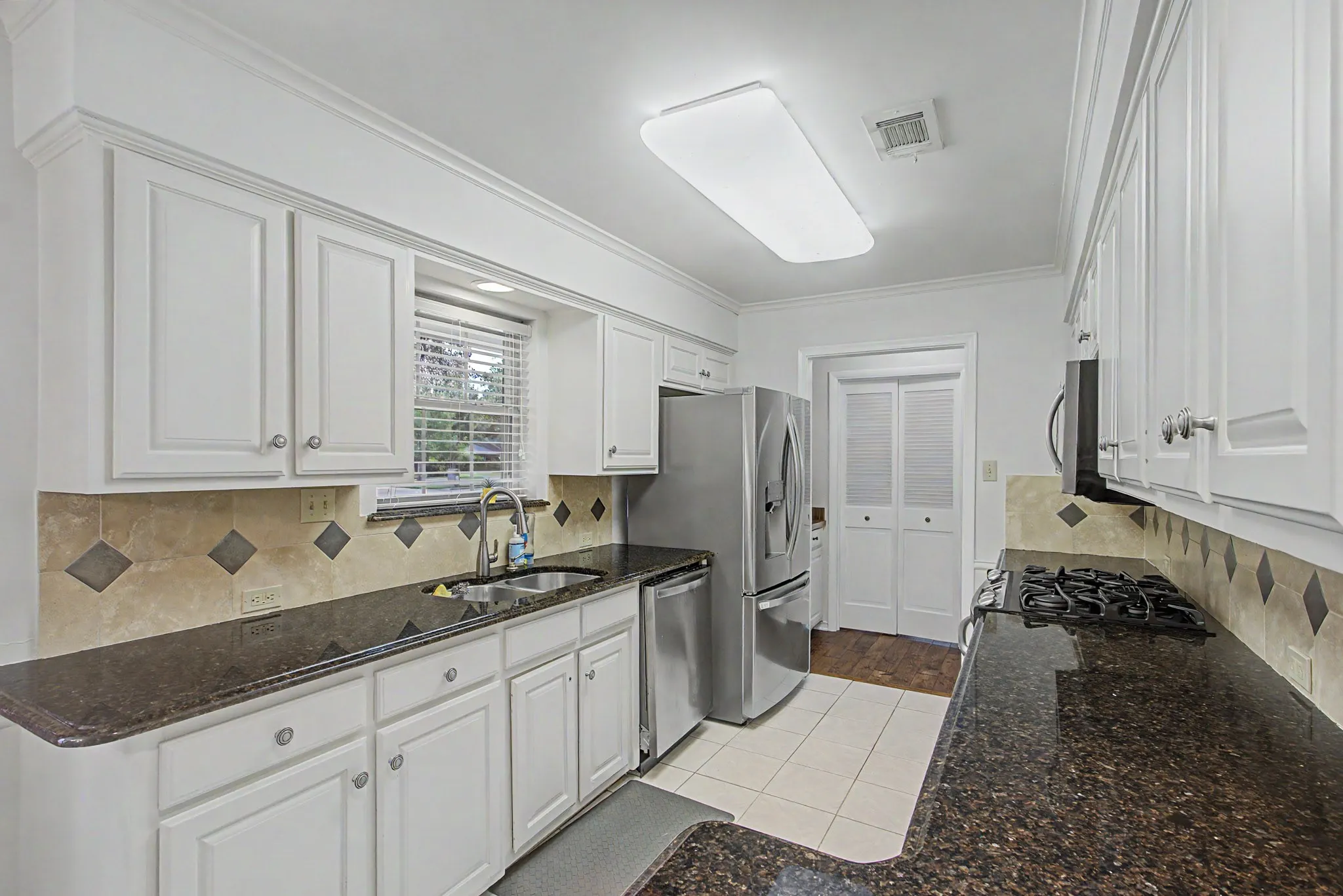 Single Family Residence For Sale in Tarrant County , 2110 Juanita Drive, Arlington, Texas 76013, 4 Bedroom, 4 Bathroom, 2 Garage spaces, 2,534 Sqft, built in 1968, mls#21303094, Real Estate Agent in Arlington, Homes For Sale in Tarrant county, Homes For Sale in Arlington, Realtor in Arlington Texas, Real Estate Brokerage Independent Realty Texas, Luminita Cordes Realtor