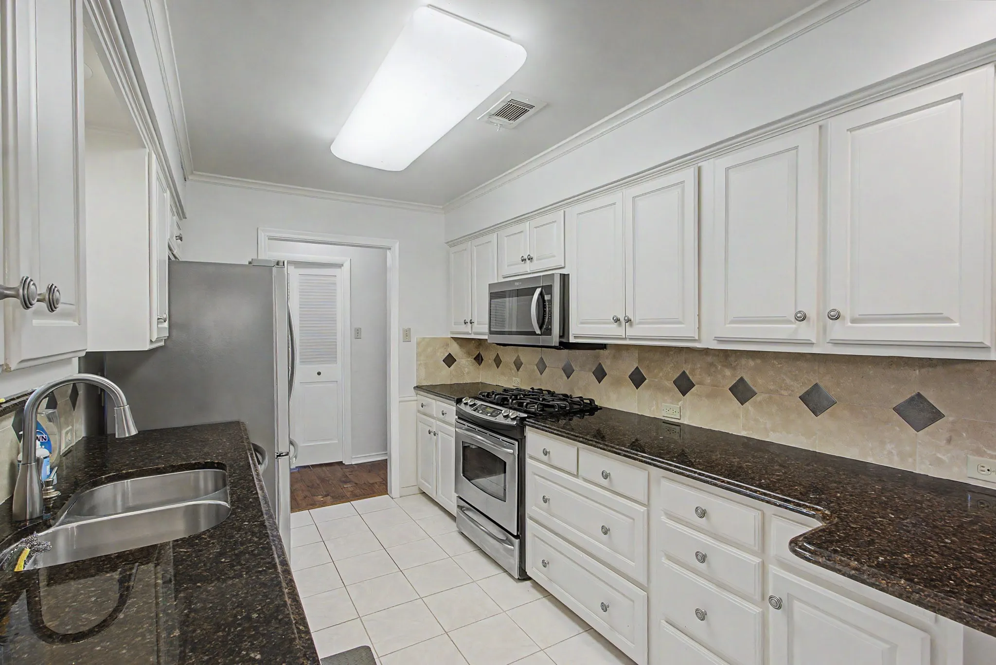 Single Family Residence For Sale in Tarrant County , 2110 Juanita Drive, Arlington, Texas 76013, 4 Bedroom, 4 Bathroom, 2 Garage spaces, 2,534 Sqft, built in 1968, mls#21303094, Real Estate Agent in Arlington, Homes For Sale in Tarrant county, Homes For Sale in Arlington, Realtor in Arlington Texas, Real Estate Brokerage Independent Realty Texas, Luminita Cordes Realtor