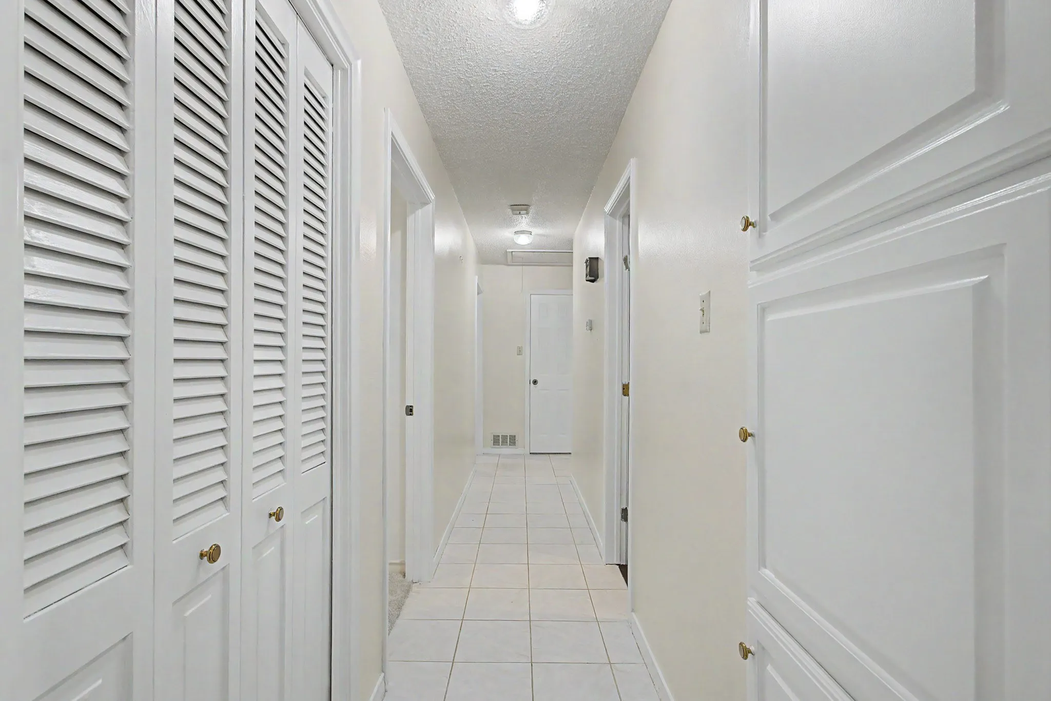 Single Family Residence For Sale in Tarrant County , 2110 Juanita Drive, Arlington, Texas 76013, 4 Bedroom, 4 Bathroom, 2 Garage spaces, 2,534 Sqft, built in 1968, mls#21303094, Real Estate Agent in Arlington, Homes For Sale in Tarrant county, Homes For Sale in Arlington, Realtor in Arlington Texas, Real Estate Brokerage Independent Realty Texas, Luminita Cordes Realtor