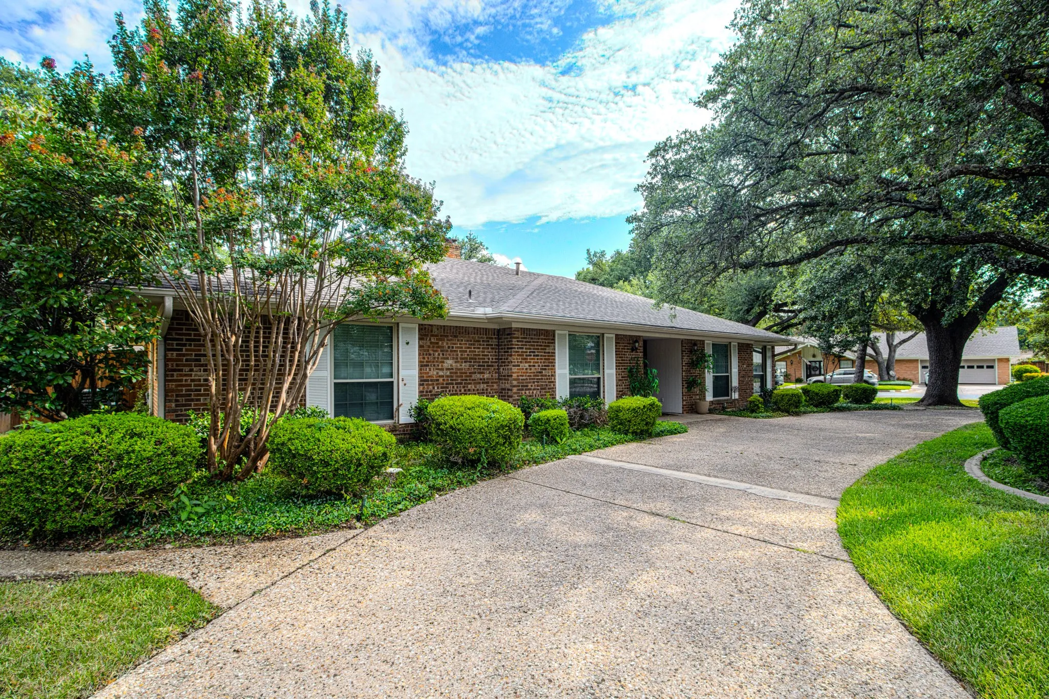 Single Family Residence For Sale in Tarrant County , 2110 Juanita Drive, Arlington, Texas 76013, 4 Bedroom, 4 Bathroom, 2 Garage spaces, 2,534 Sqft, built in 1968, mls#21303094, Real Estate Agent in Arlington, Homes For Sale in Tarrant county, Homes For Sale in Arlington, Realtor in Arlington Texas, Real Estate Brokerage Independent Realty Texas, Luminita Cordes Realtor