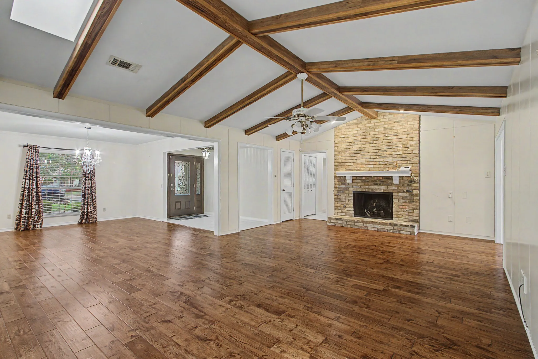 Single Family Residence For Sale in Tarrant County , 2110 Juanita Drive, Arlington, Texas 76013, 4 Bedroom, 4 Bathroom, 2 Garage spaces, 2,534 Sqft, built in 1968, mls#21303094, Real Estate Agent in Arlington, Homes For Sale in Tarrant county, Homes For Sale in Arlington, Realtor in Arlington Texas, Real Estate Brokerage Independent Realty Texas, Luminita Cordes Realtor