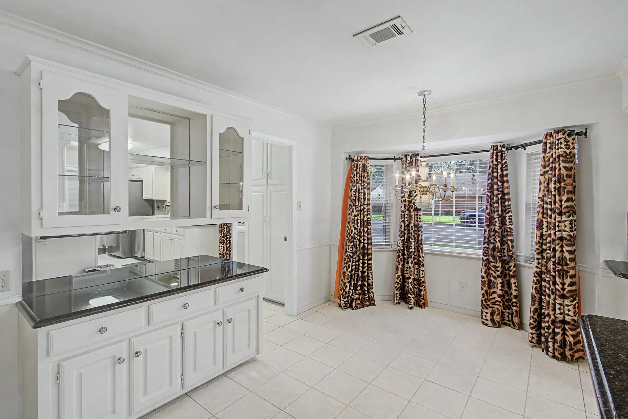 Single Family Residence For Sale in Tarrant County , 2110 Juanita Drive, Arlington, Texas 76013, 4 Bedroom, 4 Bathroom, 2 Garage spaces, 2,534 Sqft, built in 1968, mls#21303094, Real Estate Agent in Arlington, Homes For Sale in Tarrant county, Homes For Sale in Arlington, Realtor in Arlington Texas, Real Estate Brokerage Independent Realty Texas, Luminita Cordes Realtor
