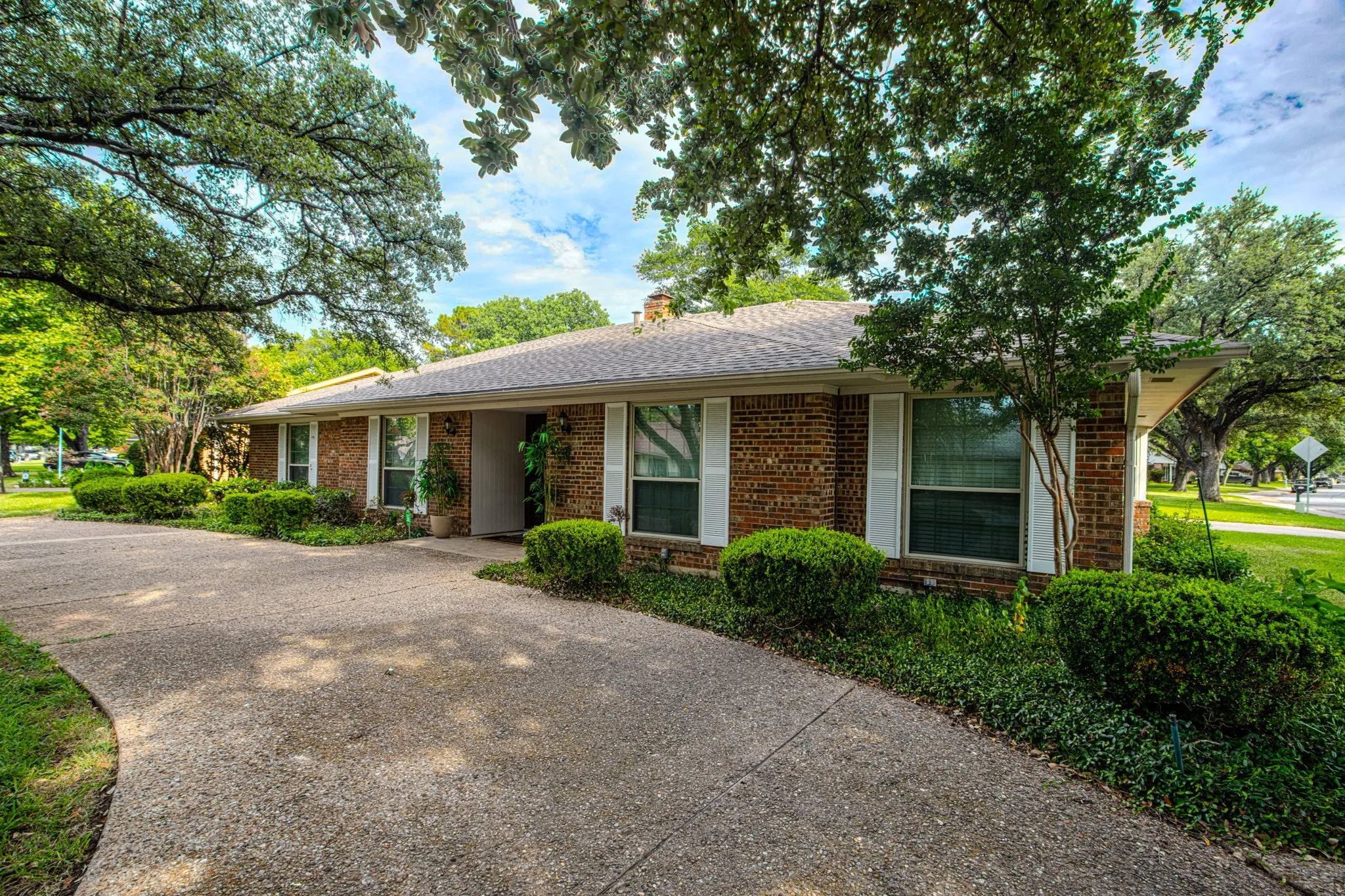 Single Family Residence For Sale in Tarrant County , 2110 Juanita Drive, Arlington, Texas 76013, 4 Bedroom, 4 Bathroom, 2 Garage spaces, 2,534 Sqft, built in 1968, mls#21303094, Real Estate Agent in Arlington, Homes For Sale in Tarrant county, Homes For Sale in Arlington, Realtor in Arlington Texas, Real Estate Brokerage Independent Realty Texas, Luminita Cordes Realtor