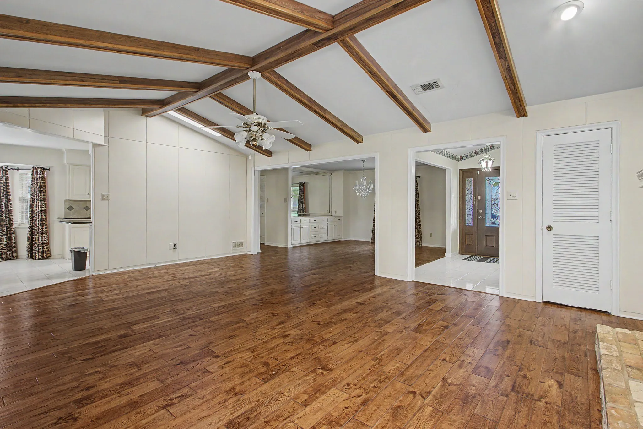Single Family Residence For Sale in Tarrant County , 2110 Juanita Drive, Arlington, Texas 76013, 4 Bedroom, 4 Bathroom, 2 Garage spaces, 2,534 Sqft, built in 1968, mls#21303094, Real Estate Agent in Arlington, Homes For Sale in Tarrant county, Homes For Sale in Arlington, Realtor in Arlington Texas, Real Estate Brokerage Independent Realty Texas, Luminita Cordes Realtor