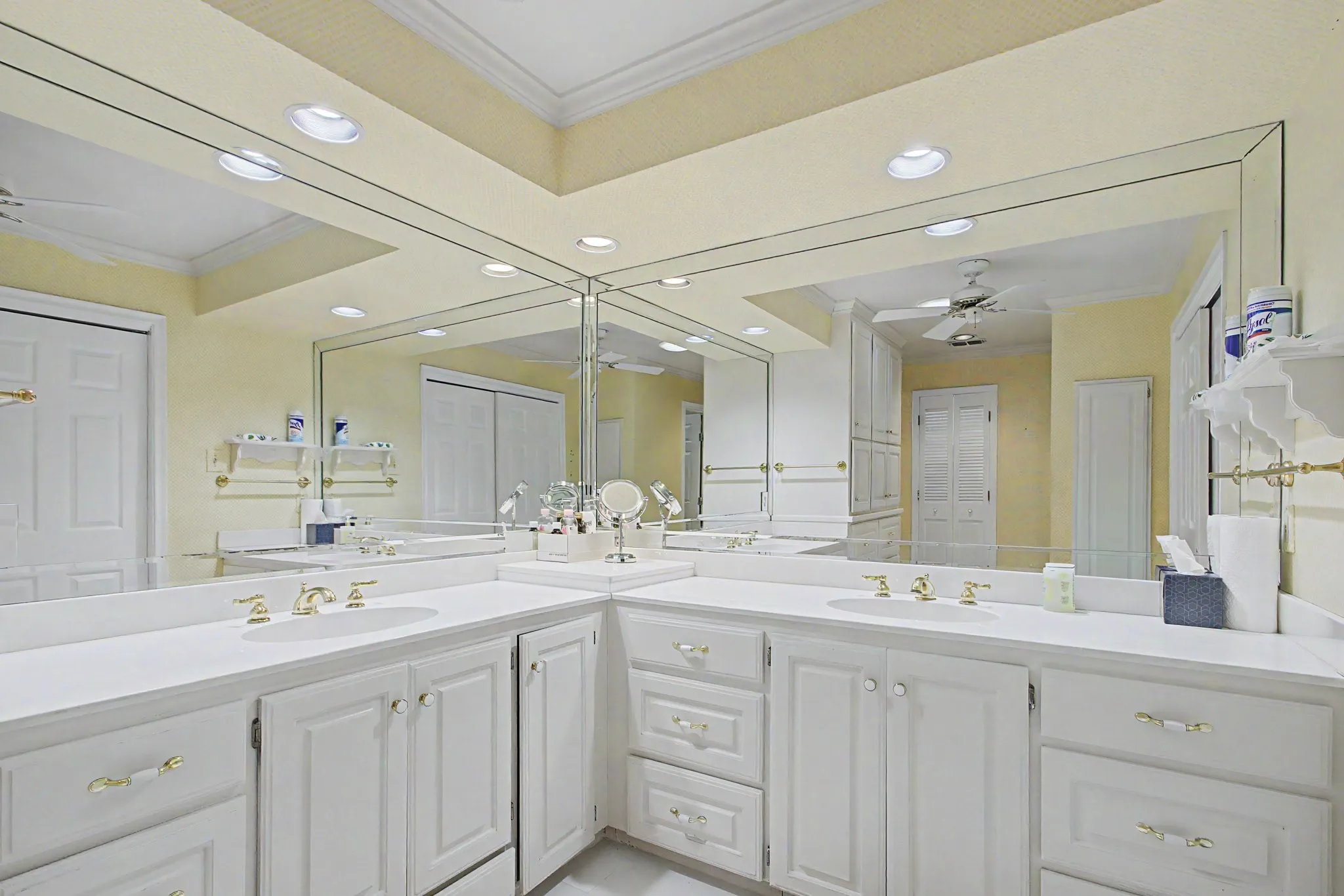Single Family Residence For Sale in Tarrant County , 2110 Juanita Drive, Arlington, Texas 76013, 4 Bedroom, 4 Bathroom, 2 Garage spaces, 2,534 Sqft, built in 1968, mls#21303094, Real Estate Agent in Arlington, Homes For Sale in Tarrant county, Homes For Sale in Arlington, Realtor in Arlington Texas, Real Estate Brokerage Independent Realty Texas, Luminita Cordes Realtor