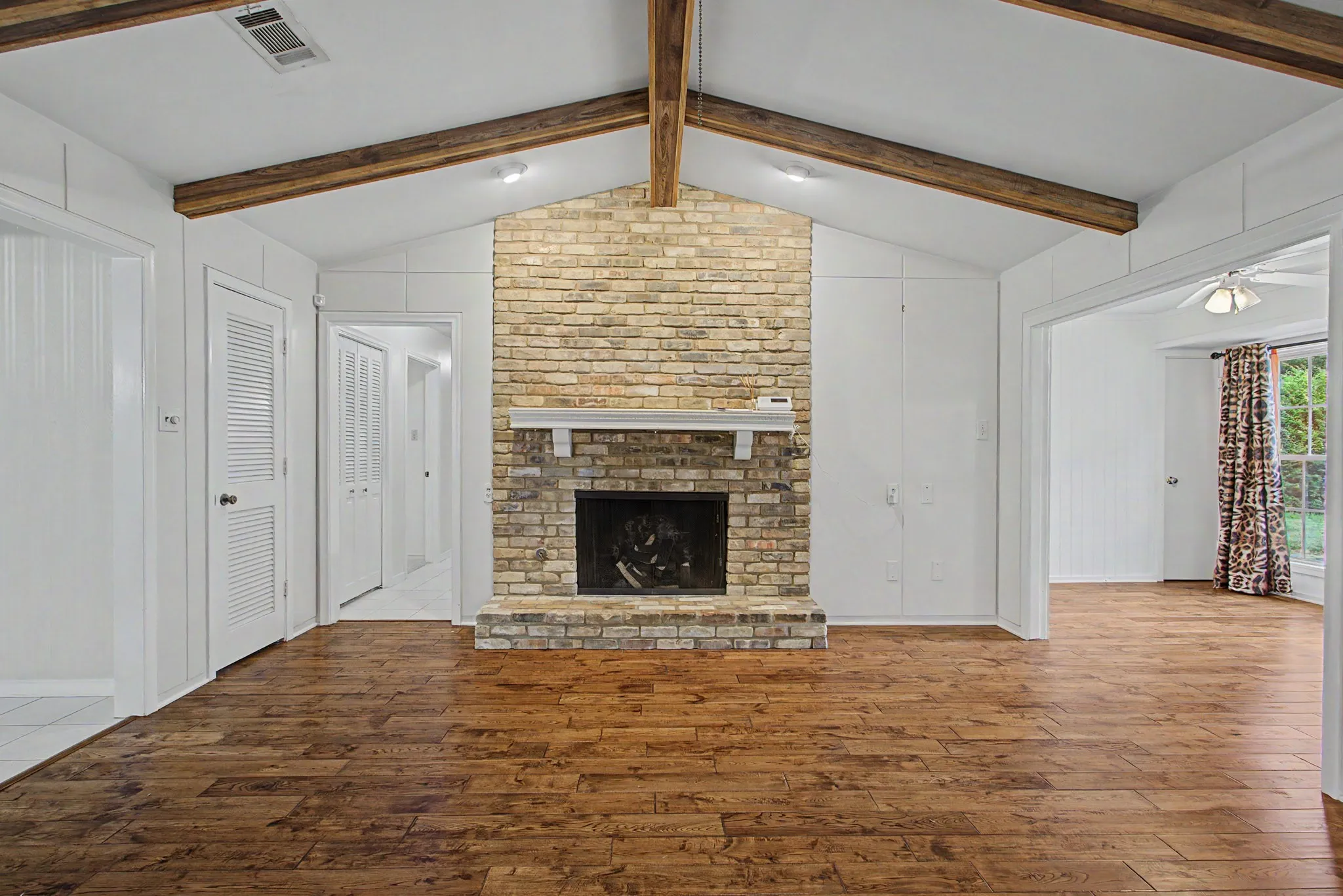 Single Family Residence For Sale in Tarrant County , 2110 Juanita Drive, Arlington, Texas 76013, 4 Bedroom, 4 Bathroom, 2 Garage spaces, 2,534 Sqft, built in 1968, mls#21303094, Real Estate Agent in Arlington, Homes For Sale in Tarrant county, Homes For Sale in Arlington, Realtor in Arlington Texas, Real Estate Brokerage Independent Realty Texas, Luminita Cordes Realtor