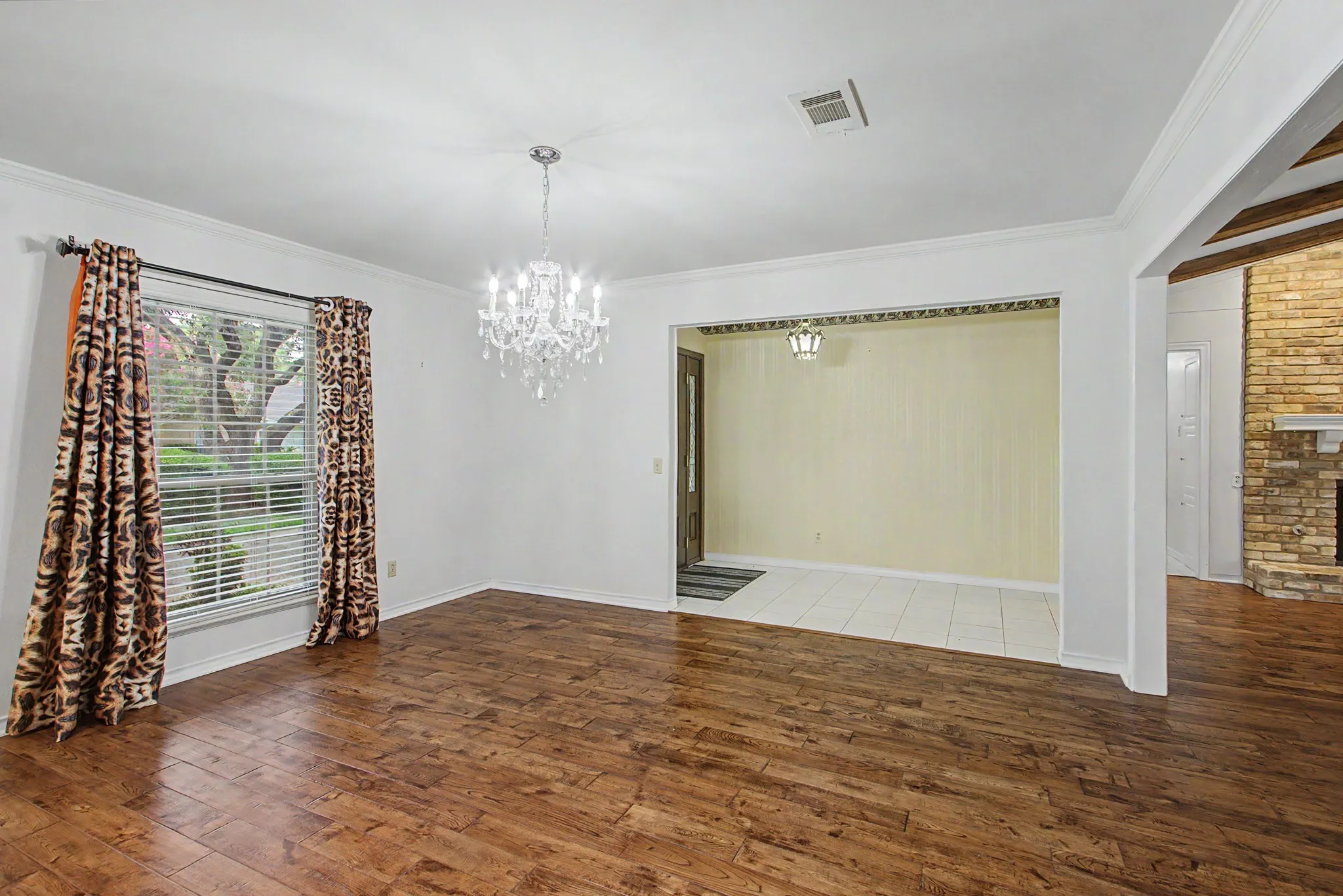 Single Family Residence For Sale in Tarrant County , 2110 Juanita Drive, Arlington, Texas 76013, 4 Bedroom, 4 Bathroom, 2 Garage spaces, 2,534 Sqft, built in 1968, mls#21303094, Real Estate Agent in Arlington, Homes For Sale in Tarrant county, Homes For Sale in Arlington, Realtor in Arlington Texas, Real Estate Brokerage Independent Realty Texas, Luminita Cordes Realtor