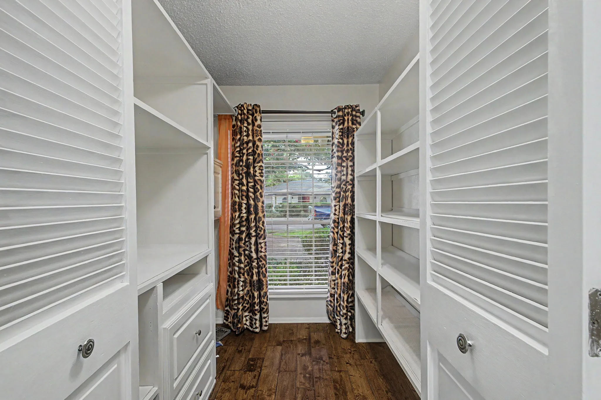 Single Family Residence For Sale in Tarrant County , 2110 Juanita Drive, Arlington, Texas 76013, 4 Bedroom, 4 Bathroom, 2 Garage spaces, 2,534 Sqft, built in 1968, mls#21303094, Real Estate Agent in Arlington, Homes For Sale in Tarrant county, Homes For Sale in Arlington, Realtor in Arlington Texas, Real Estate Brokerage Independent Realty Texas, Luminita Cordes Realtor