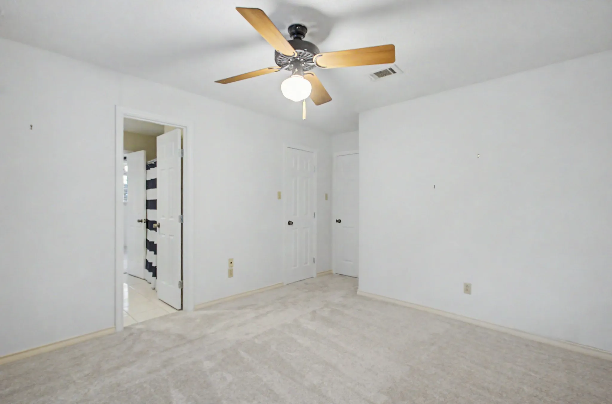 Single Family Residence For Sale in Tarrant County , 2110 Juanita Drive, Arlington, Texas 76013, 4 Bedroom, 4 Bathroom, 2 Garage spaces, 2,534 Sqft, built in 1968, mls#21303094, Real Estate Agent in Arlington, Homes For Sale in Tarrant county, Homes For Sale in Arlington, Realtor in Arlington Texas, Real Estate Brokerage Independent Realty Texas, Luminita Cordes Realtor