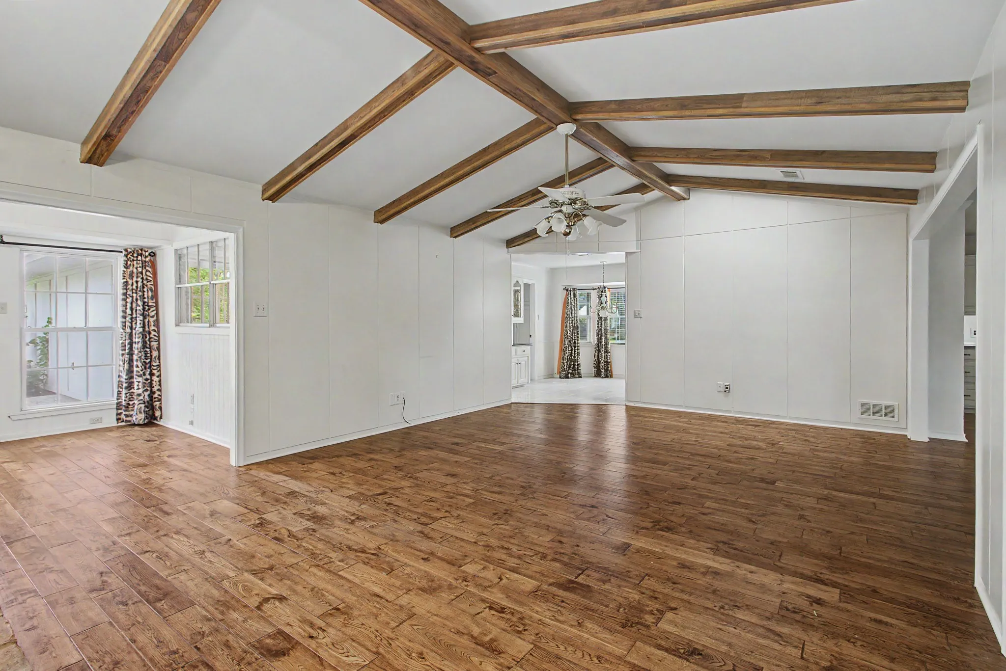 Single Family Residence For Sale in Tarrant County , 2110 Juanita Drive, Arlington, Texas 76013, 4 Bedroom, 4 Bathroom, 2 Garage spaces, 2,534 Sqft, built in 1968, mls#21303094, Real Estate Agent in Arlington, Homes For Sale in Tarrant county, Homes For Sale in Arlington, Realtor in Arlington Texas, Real Estate Brokerage Independent Realty Texas, Luminita Cordes Realtor