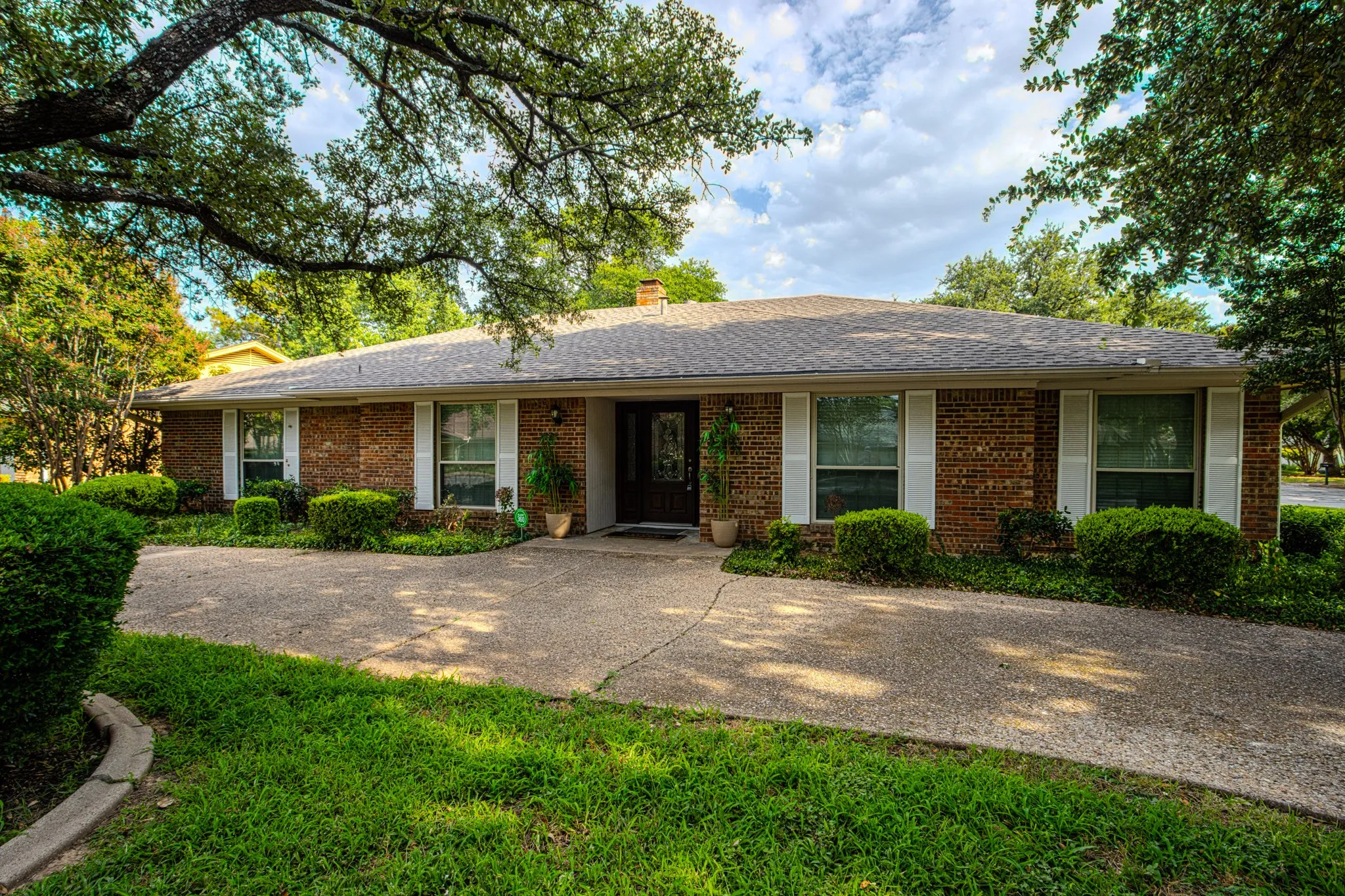 Single Family Residence For Sale in Tarrant County , 2110 Juanita Drive, Arlington, Texas 76013, 4 Bedroom, 4 Bathroom, 2 Garage spaces, 2,534 Sqft, built in 1968, mls#21303094, Real Estate Agent in Arlington, Homes For Sale in Tarrant county, Homes For Sale in Arlington, Realtor in Arlington Texas, Real Estate Brokerage Independent Realty Texas, Luminita Cordes Realtor