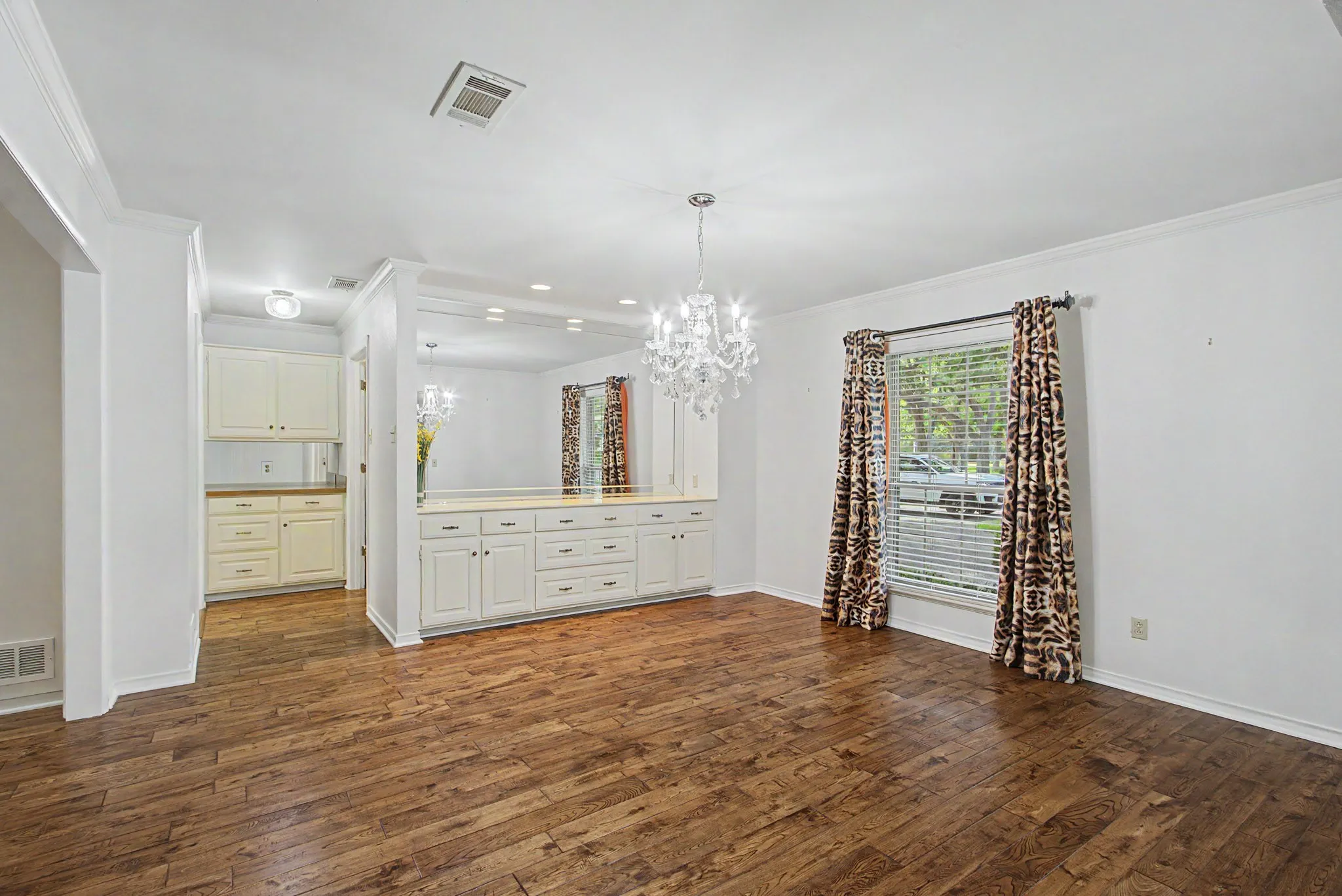 Single Family Residence For Sale in Tarrant County , 2110 Juanita Drive, Arlington, Texas 76013, 4 Bedroom, 4 Bathroom, 2 Garage spaces, 2,534 Sqft, built in 1968, mls#21303094, Real Estate Agent in Arlington, Homes For Sale in Tarrant county, Homes For Sale in Arlington, Realtor in Arlington Texas, Real Estate Brokerage Independent Realty Texas, Luminita Cordes Realtor