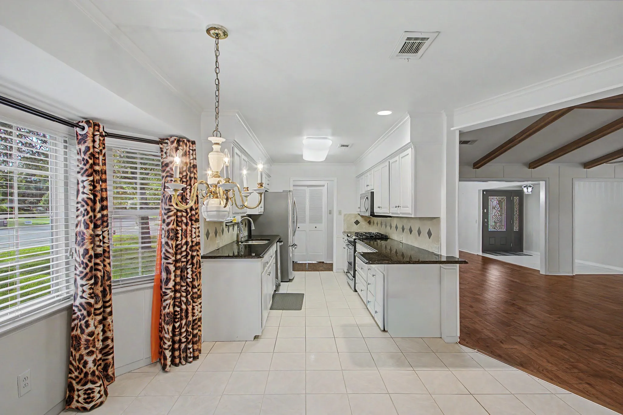 Single Family Residence For Sale in Tarrant County , 2110 Juanita Drive, Arlington, Texas 76013, 4 Bedroom, 4 Bathroom, 2 Garage spaces, 2,534 Sqft, built in 1968, mls#21303094, Real Estate Agent in Arlington, Homes For Sale in Tarrant county, Homes For Sale in Arlington, Realtor in Arlington Texas, Real Estate Brokerage Independent Realty Texas, Luminita Cordes Realtor
