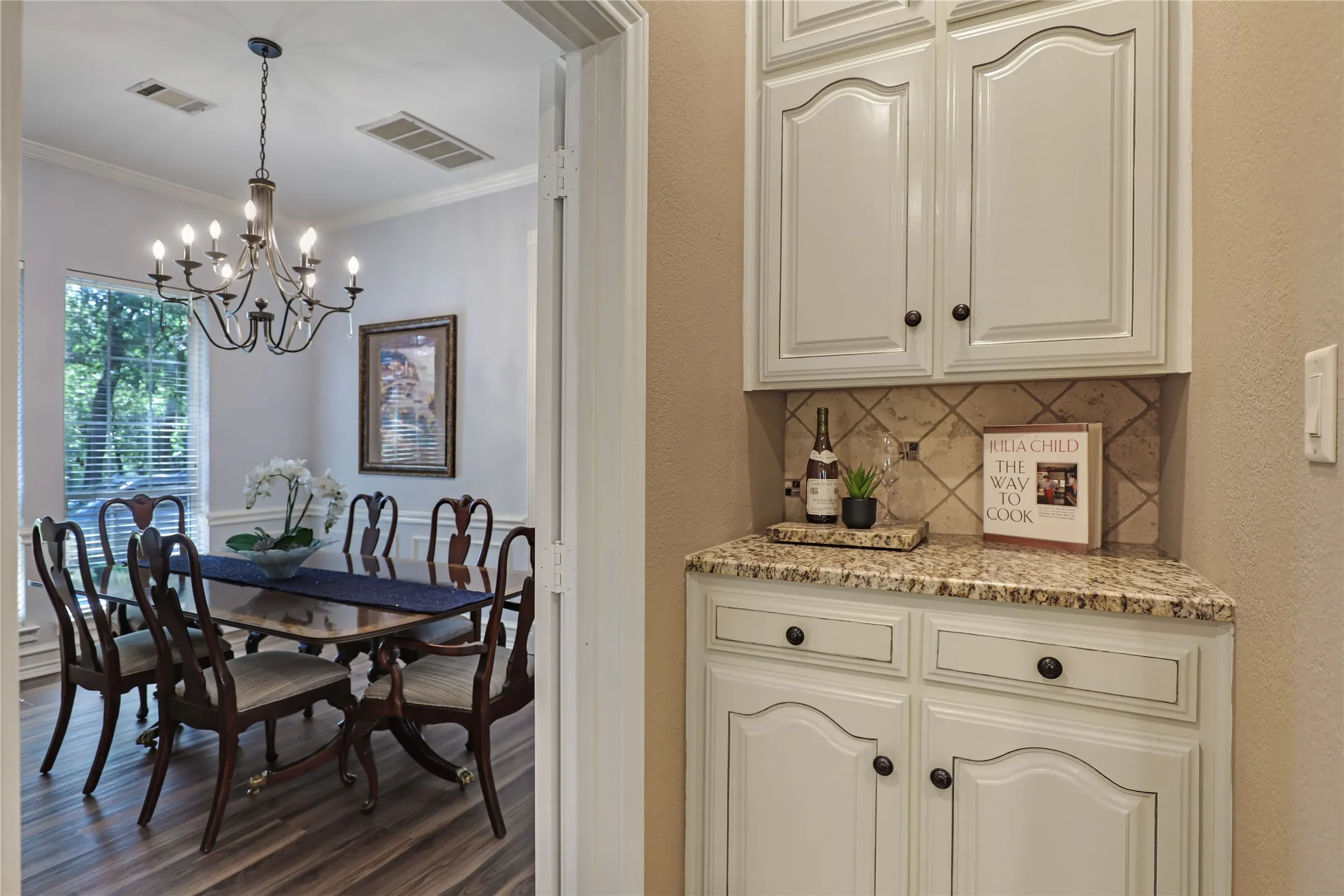 Butler's pantry between kitchen and formal dining room