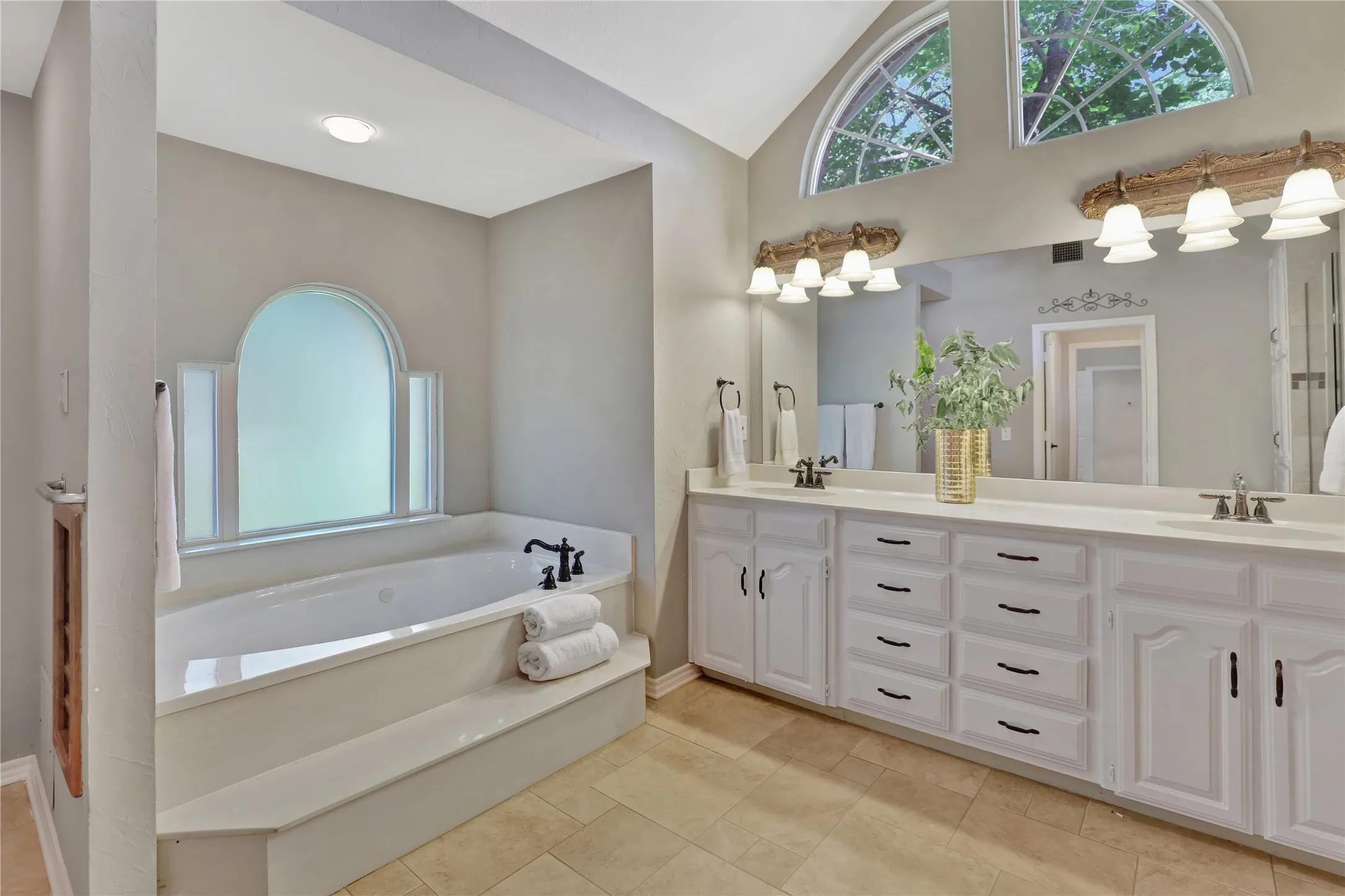 Jetted tub in primary bathroom