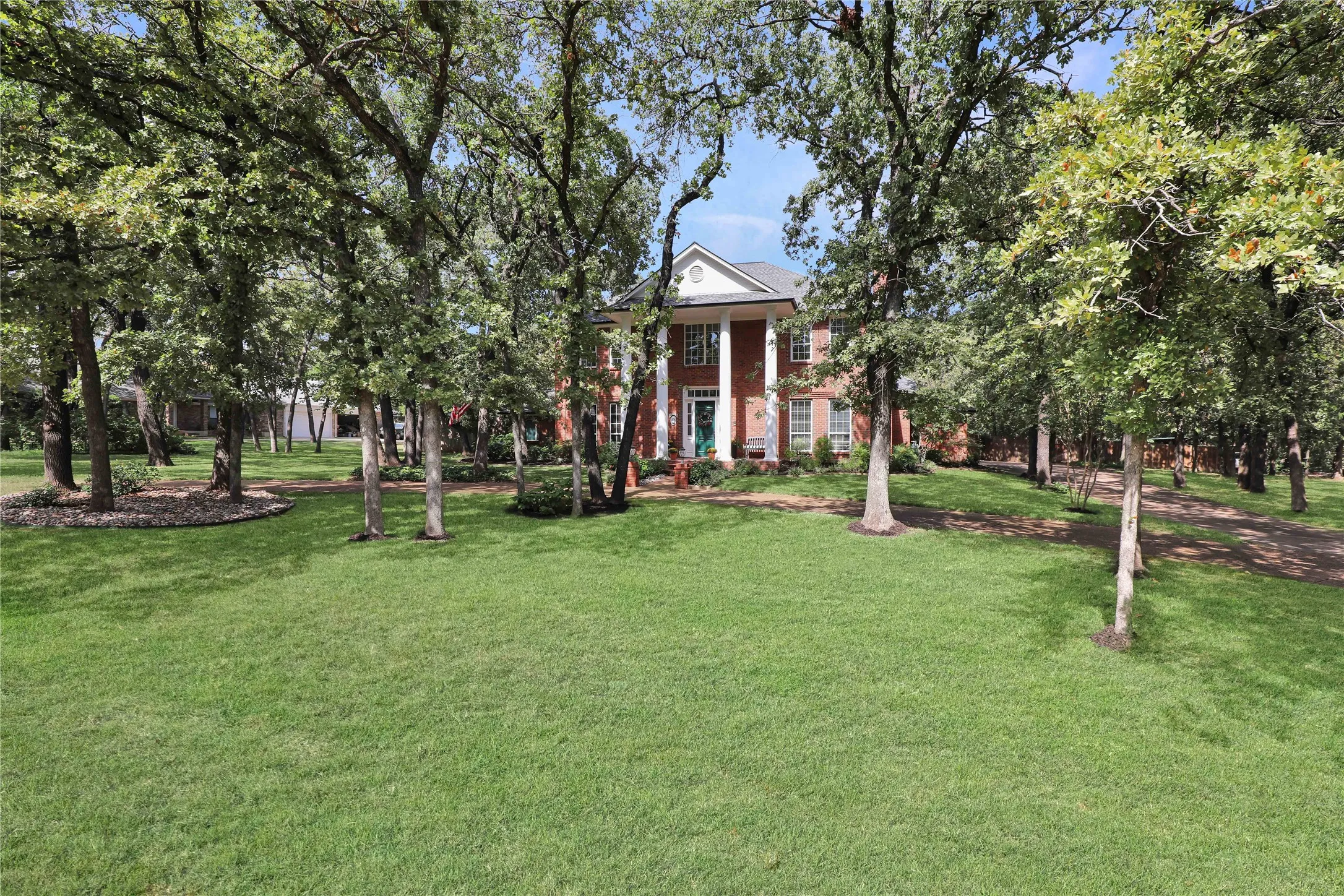 Single Family Residence For Sale in Tarrant County , 1346 Forest Lane, Southlake, Texas 76092, 4 Bedroom, 4 Bathroom, 3 Garage spaces, 3,348 Sqft, built in 1986, mls#21303110, Real Estate Agent in Southlake, Homes For Sale in Tarrant county, Homes For Sale in Southlake, Realtor in Southlake Texas, Real Estate Brokerage Independent Realty Texas, Luminita Cordes Realtor