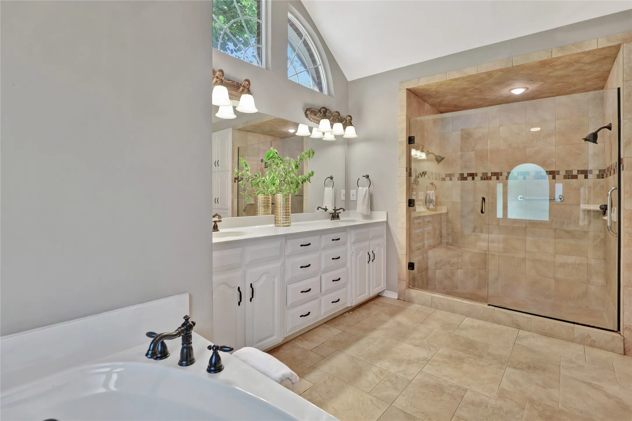 Dual shower in primary bathroom
