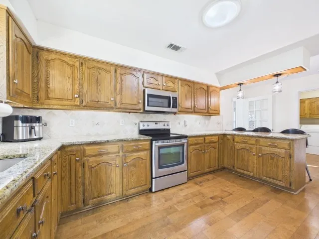 Single Family Residence For Sale in Henderson County , 102 Misty Glen Circle, Gun Barrel City, Texas 75156, 4 Bedroom, 3 Bathroom, 2 Garage spaces, 2,334 Sqft, built in 1985, mls#21302979, Real Estate Agent in Gun Barrel City, Homes For Sale in Henderson county, Homes For Sale in Gun Barrel City, Realtor in Gun Barrel City Texas, Real Estate Brokerage Independent Realty Texas, Luminita Cordes Realtor