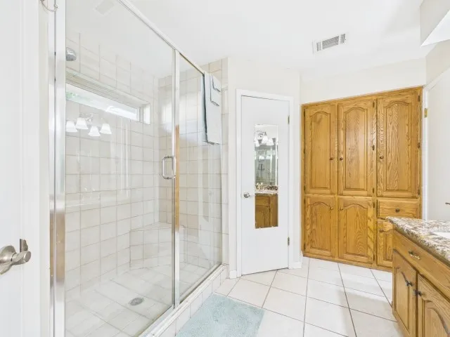 Single Family Residence For Sale in Henderson County , 102 Misty Glen Circle, Gun Barrel City, Texas 75156, 4 Bedroom, 3 Bathroom, 2 Garage spaces, 2,334 Sqft, built in 1985, mls#21302979, Real Estate Agent in Gun Barrel City, Homes For Sale in Henderson county, Homes For Sale in Gun Barrel City, Realtor in Gun Barrel City Texas, Real Estate Brokerage Independent Realty Texas, Luminita Cordes Realtor