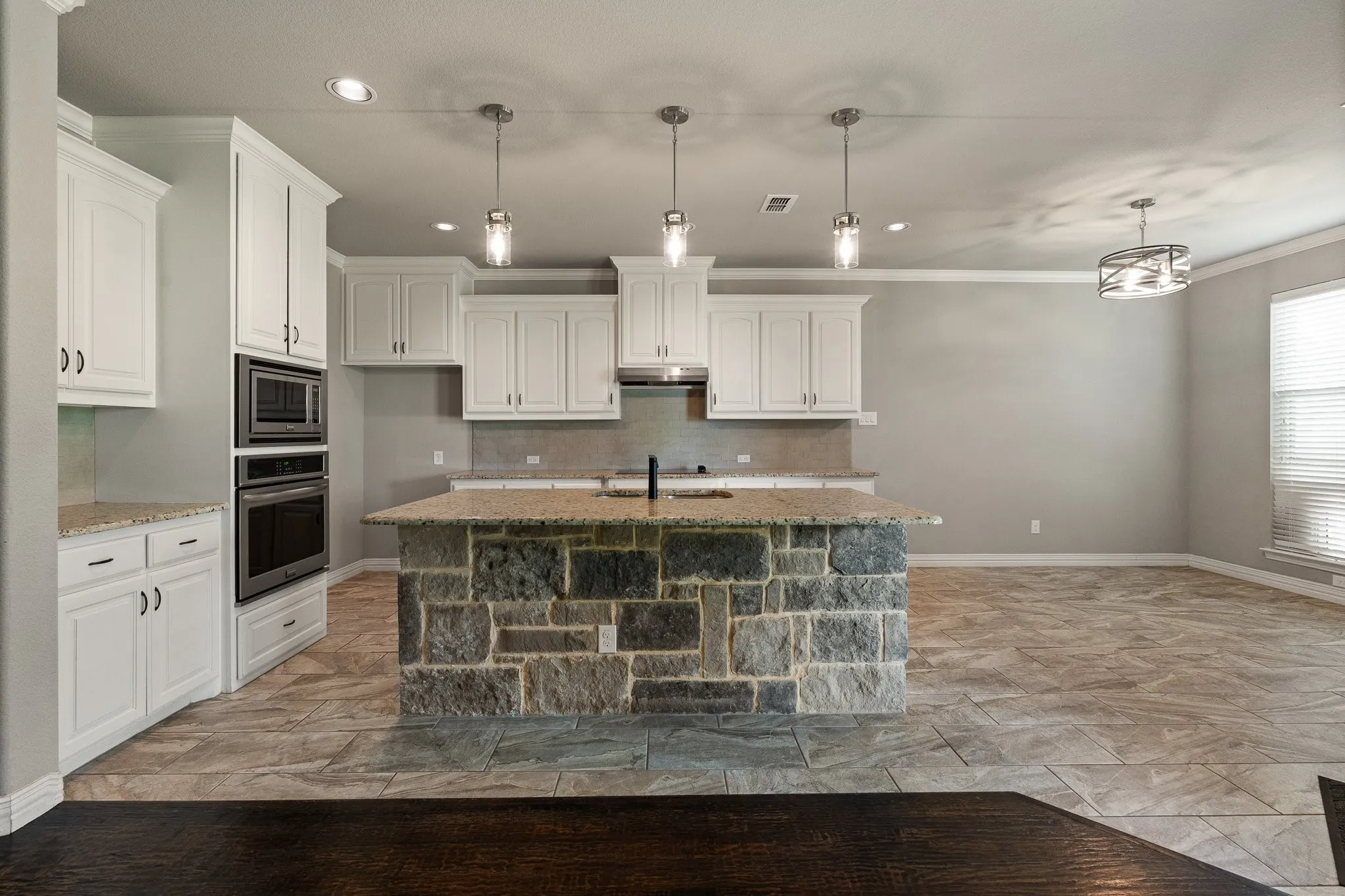 Single Family Residence For Sale in Ellis County , 108 Odonna Drive, Waxahachie, Texas 75165, 4 Bedroom, 3 Bathroom, 2 Garage spaces, 2,237 Sqft, built in 2016, mls#21296289, Real Estate Agent in Waxahachie, Homes For Sale in Ellis county, Homes For Sale in Waxahachie, Realtor in Waxahachie Texas, Real Estate Brokerage Independent Realty Texas, Luminita Cordes Realtor