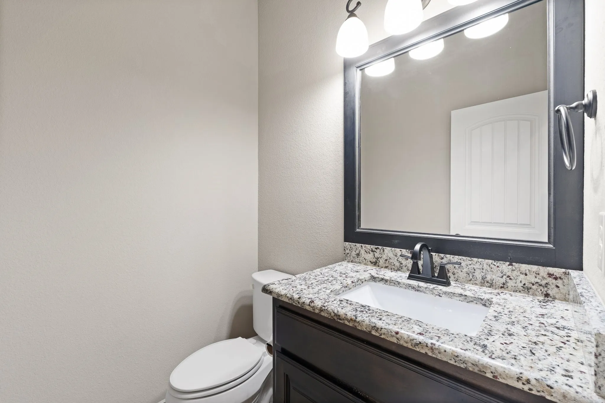 Single Family Residence For Sale in Ellis County , 108 Odonna Drive, Waxahachie, Texas 75165, 4 Bedroom, 3 Bathroom, 2 Garage spaces, 2,237 Sqft, built in 2016, mls#21296289, Real Estate Agent in Waxahachie, Homes For Sale in Ellis county, Homes For Sale in Waxahachie, Realtor in Waxahachie Texas, Real Estate Brokerage Independent Realty Texas, Luminita Cordes Realtor