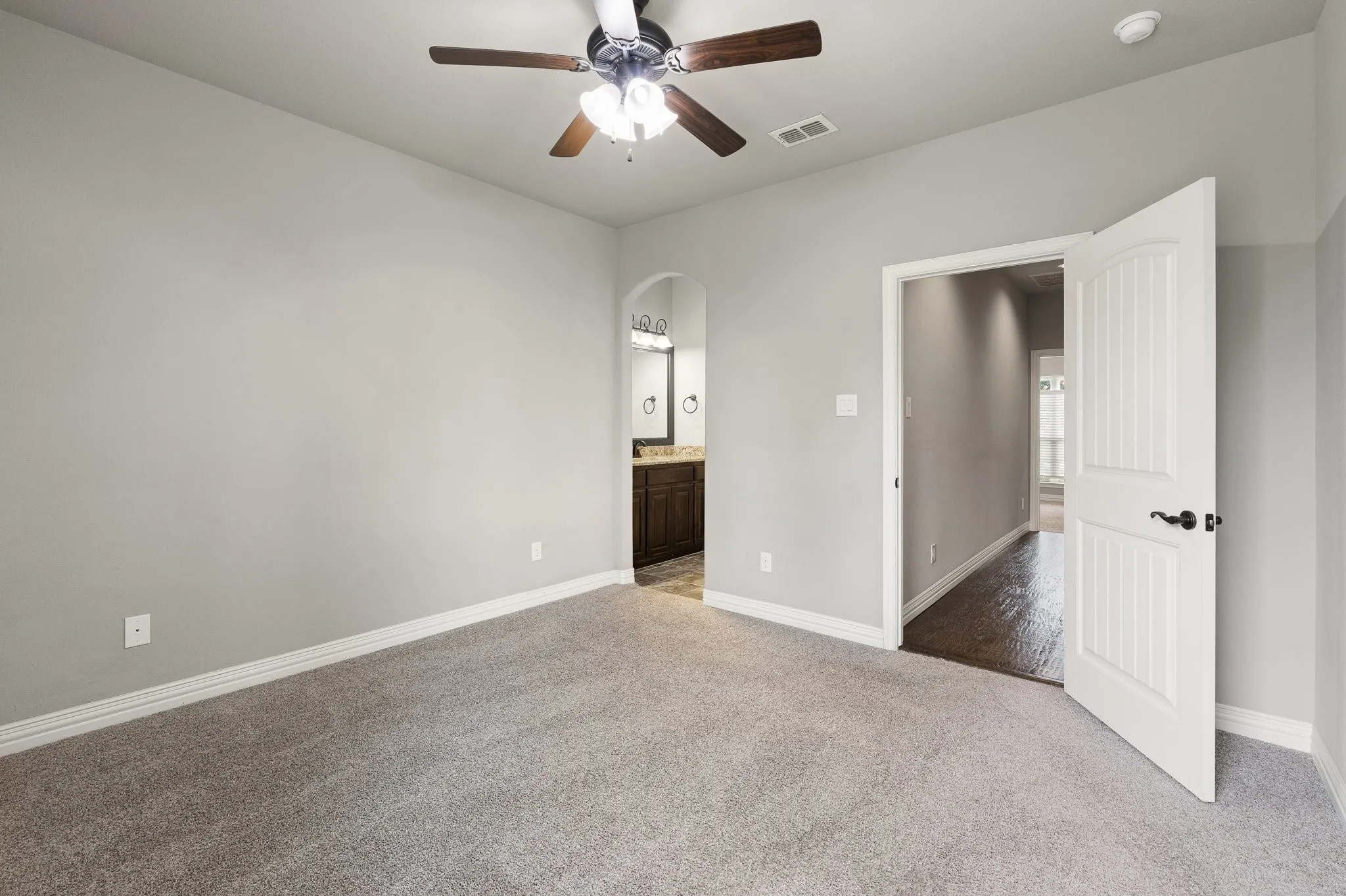 Single Family Residence For Sale in Ellis County , 108 Odonna Drive, Waxahachie, Texas 75165, 4 Bedroom, 3 Bathroom, 2 Garage spaces, 2,237 Sqft, built in 2016, mls#21296289, Real Estate Agent in Waxahachie, Homes For Sale in Ellis county, Homes For Sale in Waxahachie, Realtor in Waxahachie Texas, Real Estate Brokerage Independent Realty Texas, Luminita Cordes Realtor