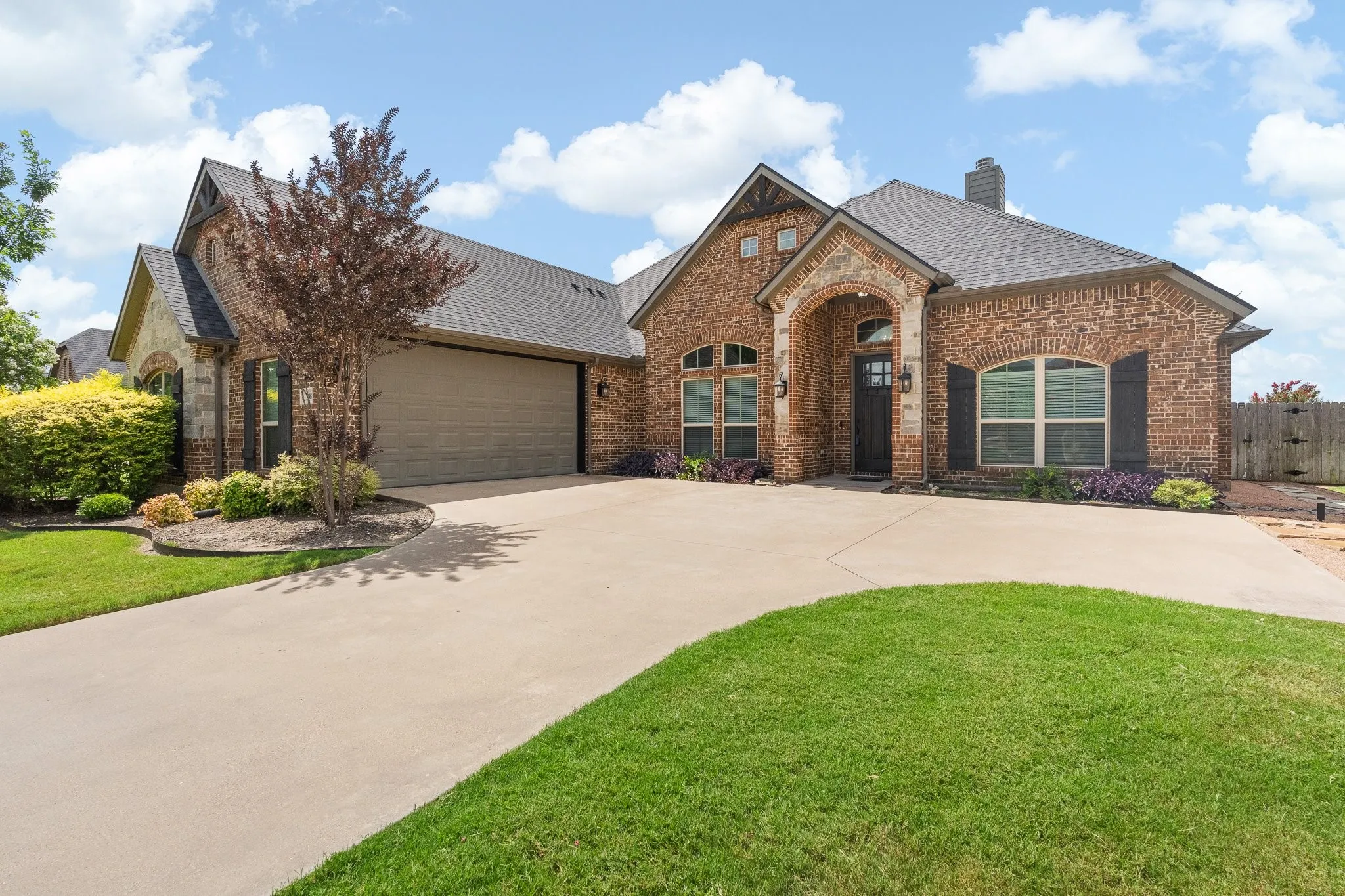 Single Family Residence For Sale in Ellis County , 108 Odonna Drive, Waxahachie, Texas 75165, 4 Bedroom, 3 Bathroom, 2 Garage spaces, 2,237 Sqft, built in 2016, mls#21296289, Real Estate Agent in Waxahachie, Homes For Sale in Ellis county, Homes For Sale in Waxahachie, Realtor in Waxahachie Texas, Real Estate Brokerage Independent Realty Texas, Luminita Cordes Realtor
