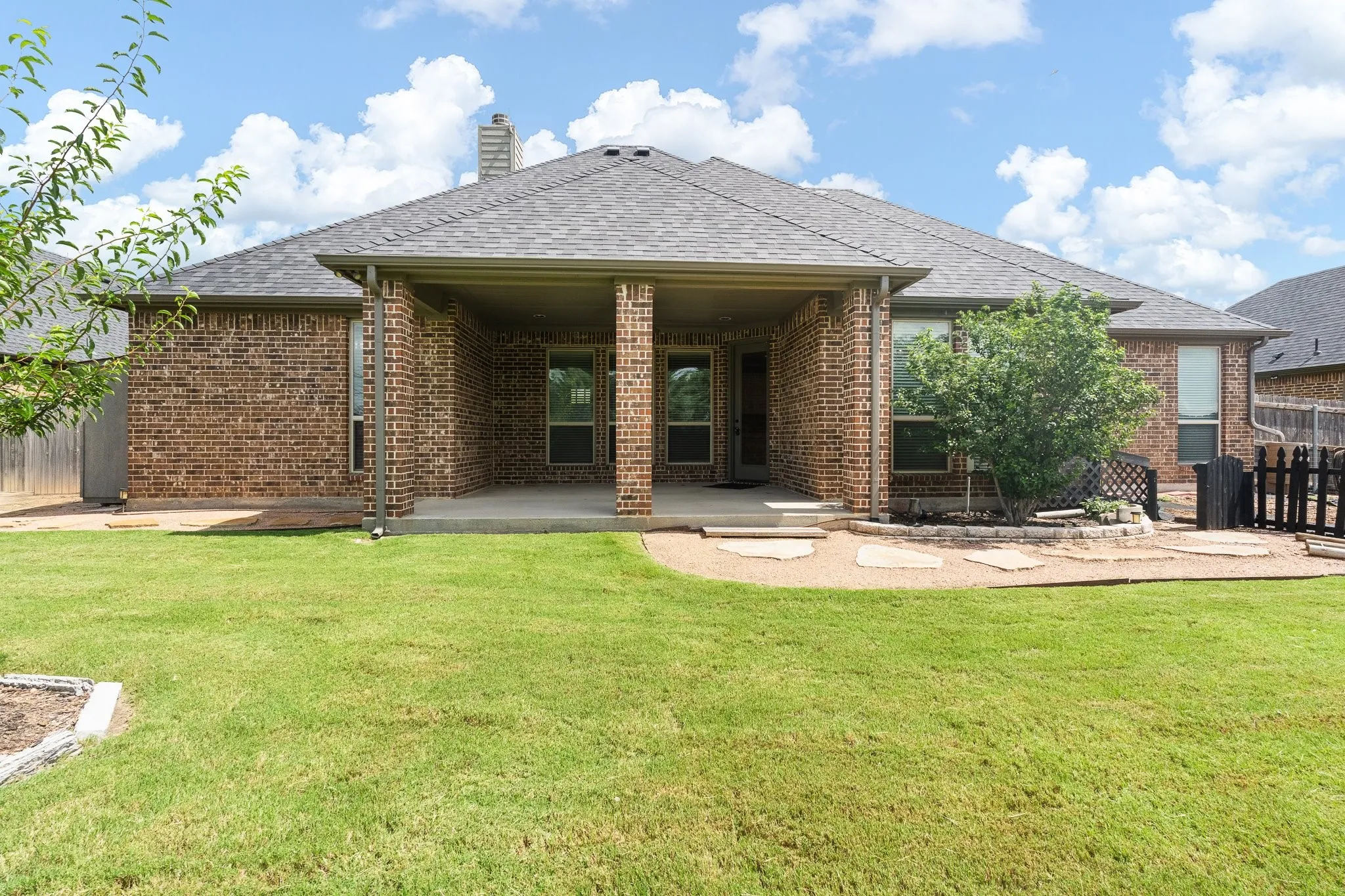 Single Family Residence For Sale in Ellis County , 108 Odonna Drive, Waxahachie, Texas 75165, 4 Bedroom, 3 Bathroom, 2 Garage spaces, 2,237 Sqft, built in 2016, mls#21296289, Real Estate Agent in Waxahachie, Homes For Sale in Ellis county, Homes For Sale in Waxahachie, Realtor in Waxahachie Texas, Real Estate Brokerage Independent Realty Texas, Luminita Cordes Realtor