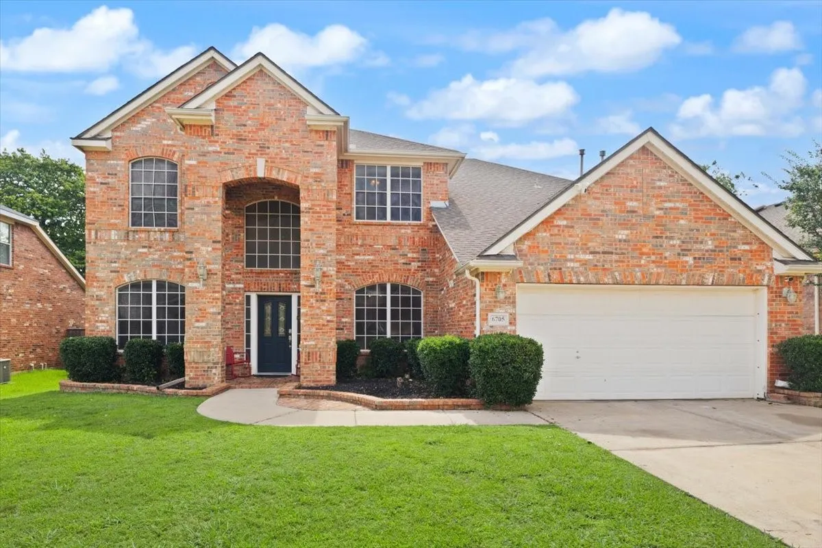 Single Family Residence For Sale in Tarrant County , 6705 Glade Drive, Arlington, Texas 76001, 5 Bedroom, 4 Bathroom, 2 Garage spaces, 3,281 Sqft, built in 2003, mls#21289485, Real Estate Agent in Arlington, Homes For Sale in Tarrant county, Homes For Sale in Arlington, Realtor in Arlington Texas, Real Estate Brokerage Independent Realty Texas, Luminita Cordes Realtor