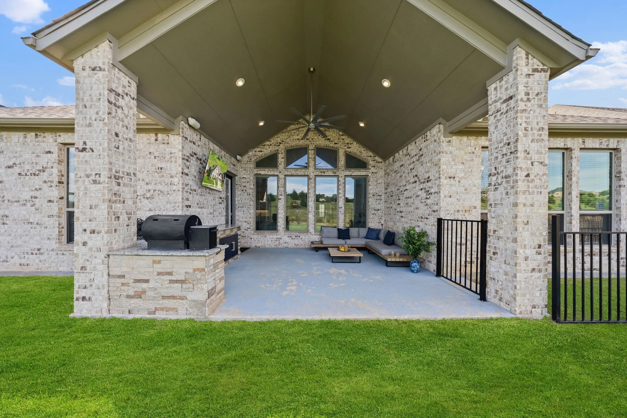 Single Family Residence For Sale in Denton County , 996 Myers Park Trail, Roanoke, Texas 76262, 5 Bedroom, 6 Bathroom, 2 Garage spaces, 3,760 Sqft, built in 2020, mls#21298645, Real Estate Agent in Roanoke, Homes For Sale in Denton county, Homes For Sale in Roanoke, Realtor in Roanoke Texas, Real Estate Brokerage Independent Realty Texas, Luminita Cordes Realtor