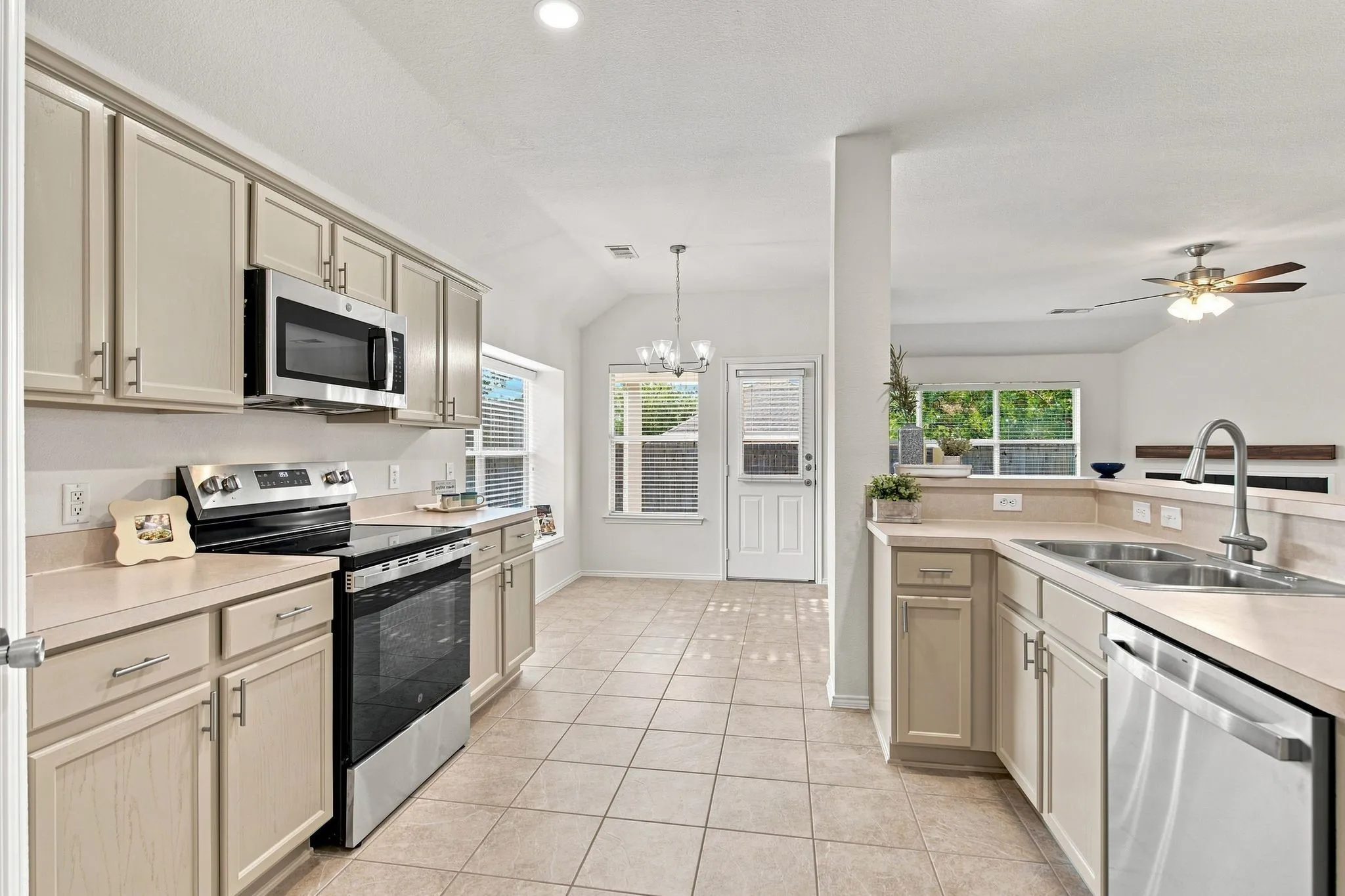 Single Family Residence For Sale in Denton County , 3904 San Lorenzo Drive, Denton, Texas 76210, 3 Bedroom, 2 Bathroom, 2 Garage spaces, 1,761 Sqft, built in 2004, mls#21294928, Real Estate Agent in Denton, Homes For Sale in Denton county, Homes For Sale in Denton, Realtor in Denton Texas, Real Estate Brokerage Independent Realty Texas, Luminita Cordes Realtor