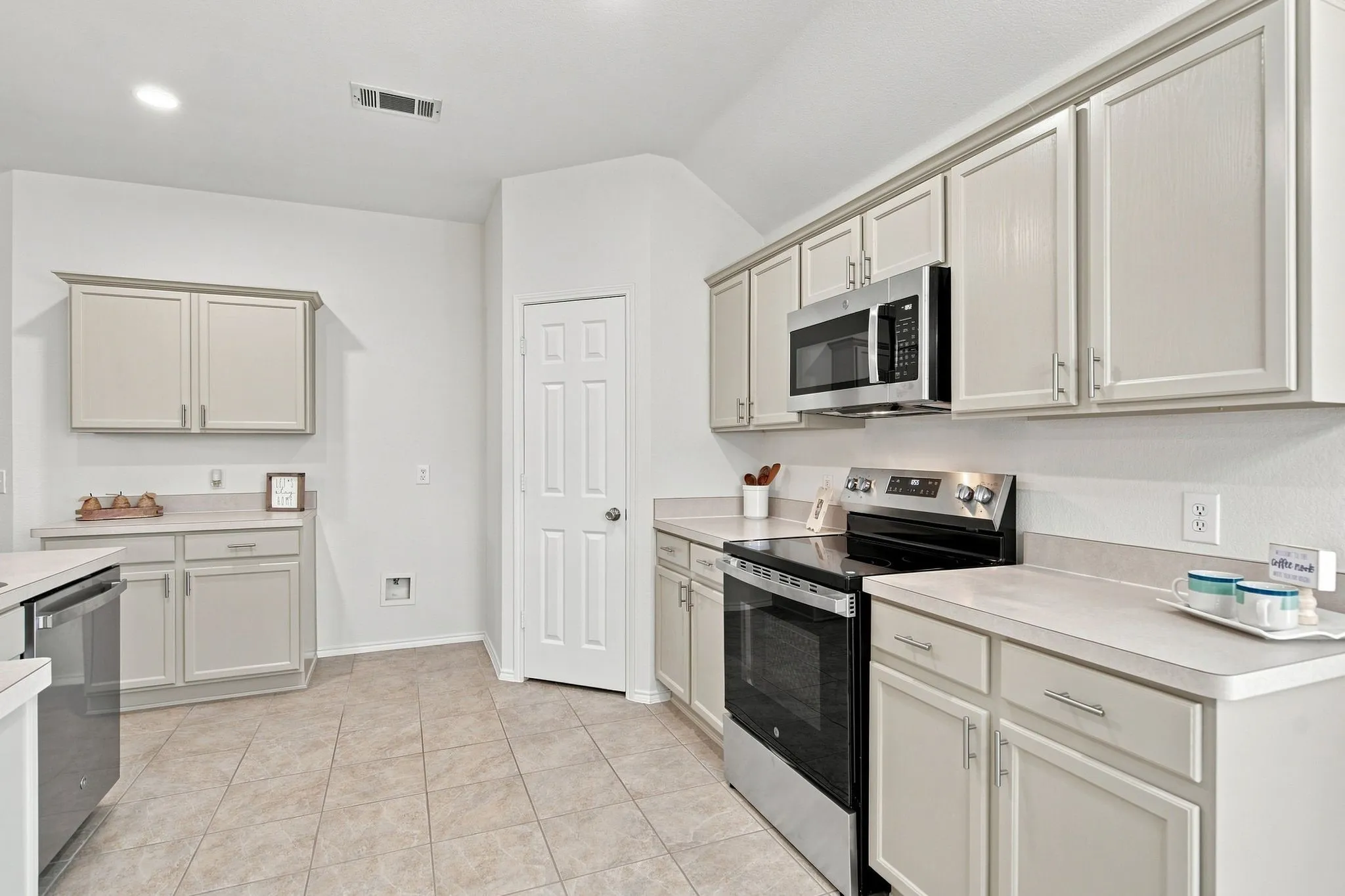 Single Family Residence For Sale in Denton County , 3904 San Lorenzo Drive, Denton, Texas 76210, 3 Bedroom, 2 Bathroom, 2 Garage spaces, 1,761 Sqft, built in 2004, mls#21294928, Real Estate Agent in Denton, Homes For Sale in Denton county, Homes For Sale in Denton, Realtor in Denton Texas, Real Estate Brokerage Independent Realty Texas, Luminita Cordes Realtor