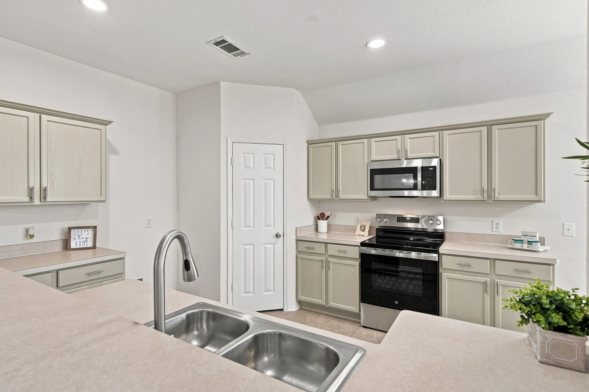 Single Family Residence For Sale in Denton County , 3904 San Lorenzo Drive, Denton, Texas 76210, 3 Bedroom, 2 Bathroom, 2 Garage spaces, 1,761 Sqft, built in 2004, mls#21294928, Real Estate Agent in Denton, Homes For Sale in Denton county, Homes For Sale in Denton, Realtor in Denton Texas, Real Estate Brokerage Independent Realty Texas, Luminita Cordes Realtor