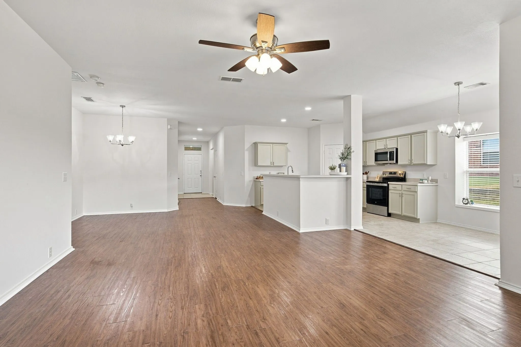 Single Family Residence For Sale in Denton County , 3904 San Lorenzo Drive, Denton, Texas 76210, 3 Bedroom, 2 Bathroom, 2 Garage spaces, 1,761 Sqft, built in 2004, mls#21294928, Real Estate Agent in Denton, Homes For Sale in Denton county, Homes For Sale in Denton, Realtor in Denton Texas, Real Estate Brokerage Independent Realty Texas, Luminita Cordes Realtor