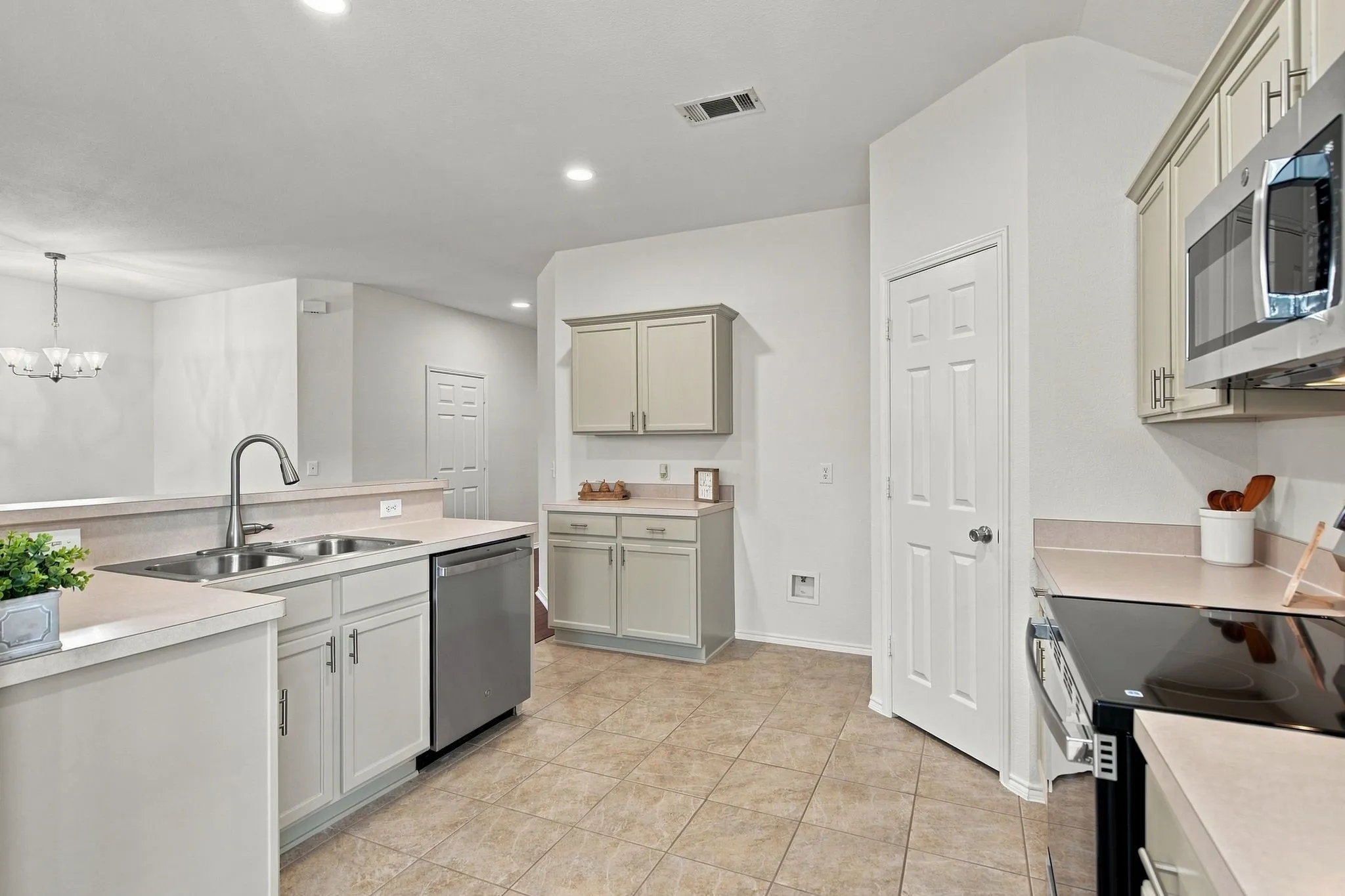 Single Family Residence For Sale in Denton County , 3904 San Lorenzo Drive, Denton, Texas 76210, 3 Bedroom, 2 Bathroom, 2 Garage spaces, 1,761 Sqft, built in 2004, mls#21294928, Real Estate Agent in Denton, Homes For Sale in Denton county, Homes For Sale in Denton, Realtor in Denton Texas, Real Estate Brokerage Independent Realty Texas, Luminita Cordes Realtor