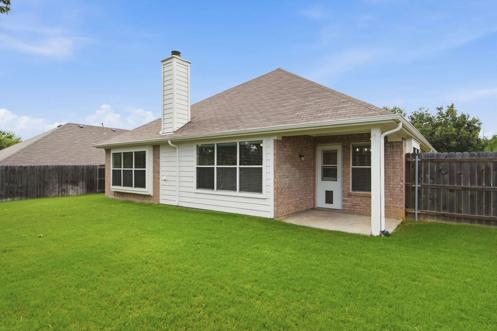 Single Family Residence For Sale in Denton County , 3904 San Lorenzo Drive, Denton, Texas 76210, 3 Bedroom, 2 Bathroom, 2 Garage spaces, 1,761 Sqft, built in 2004, mls#21294928, Real Estate Agent in Denton, Homes For Sale in Denton county, Homes For Sale in Denton, Realtor in Denton Texas, Real Estate Brokerage Independent Realty Texas, Luminita Cordes Realtor
