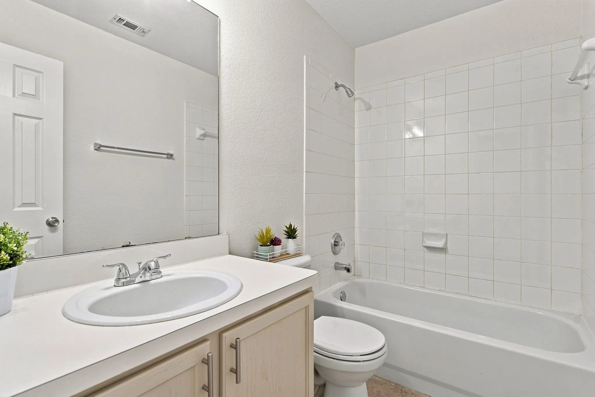 Single Family Residence For Sale in Denton County , 3904 San Lorenzo Drive, Denton, Texas 76210, 3 Bedroom, 2 Bathroom, 2 Garage spaces, 1,761 Sqft, built in 2004, mls#21294928, Real Estate Agent in Denton, Homes For Sale in Denton county, Homes For Sale in Denton, Realtor in Denton Texas, Real Estate Brokerage Independent Realty Texas, Luminita Cordes Realtor