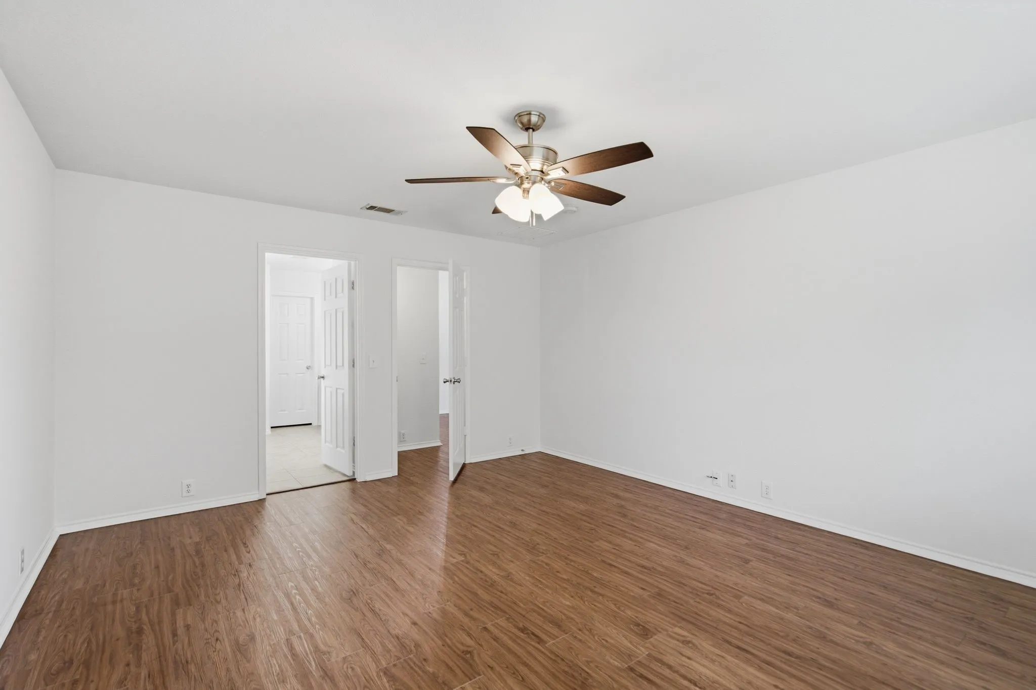 Single Family Residence For Sale in Denton County , 3904 San Lorenzo Drive, Denton, Texas 76210, 3 Bedroom, 2 Bathroom, 2 Garage spaces, 1,761 Sqft, built in 2004, mls#21294928, Real Estate Agent in Denton, Homes For Sale in Denton county, Homes For Sale in Denton, Realtor in Denton Texas, Real Estate Brokerage Independent Realty Texas, Luminita Cordes Realtor