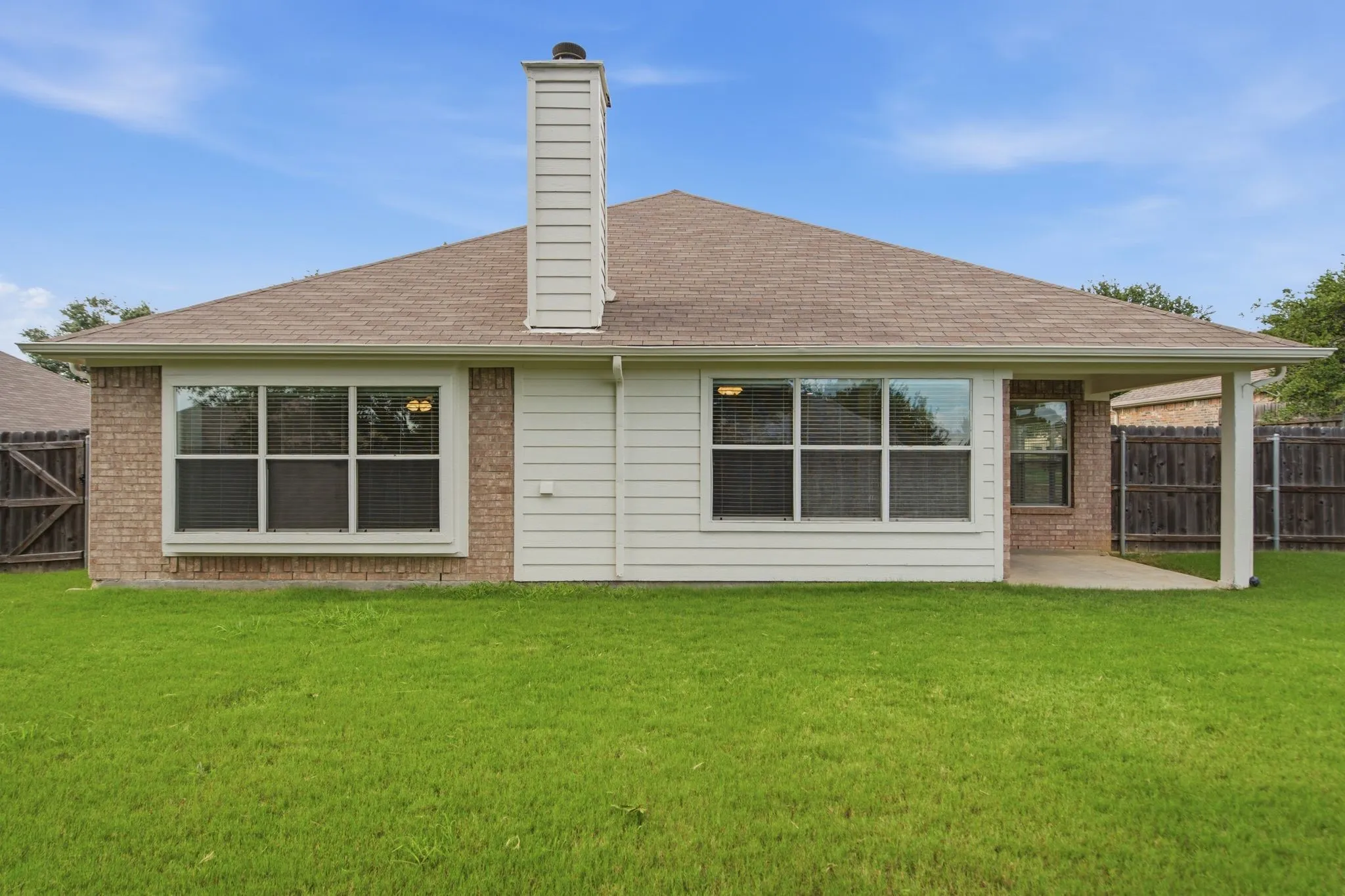 Single Family Residence For Sale in Denton County , 3904 San Lorenzo Drive, Denton, Texas 76210, 3 Bedroom, 2 Bathroom, 2 Garage spaces, 1,761 Sqft, built in 2004, mls#21294928, Real Estate Agent in Denton, Homes For Sale in Denton county, Homes For Sale in Denton, Realtor in Denton Texas, Real Estate Brokerage Independent Realty Texas, Luminita Cordes Realtor