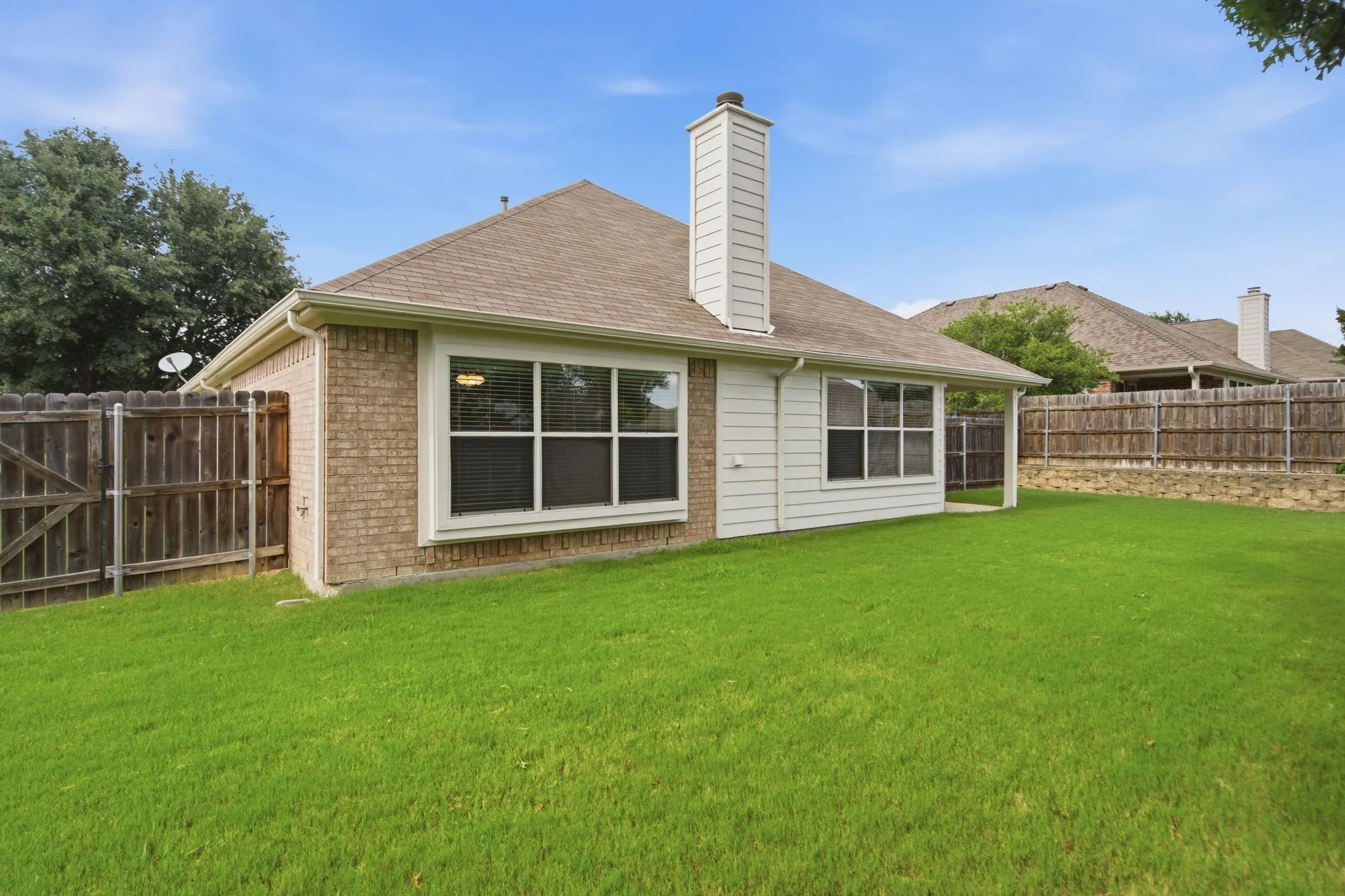 Single Family Residence For Sale in Denton County , 3904 San Lorenzo Drive, Denton, Texas 76210, 3 Bedroom, 2 Bathroom, 2 Garage spaces, 1,761 Sqft, built in 2004, mls#21294928, Real Estate Agent in Denton, Homes For Sale in Denton county, Homes For Sale in Denton, Realtor in Denton Texas, Real Estate Brokerage Independent Realty Texas, Luminita Cordes Realtor