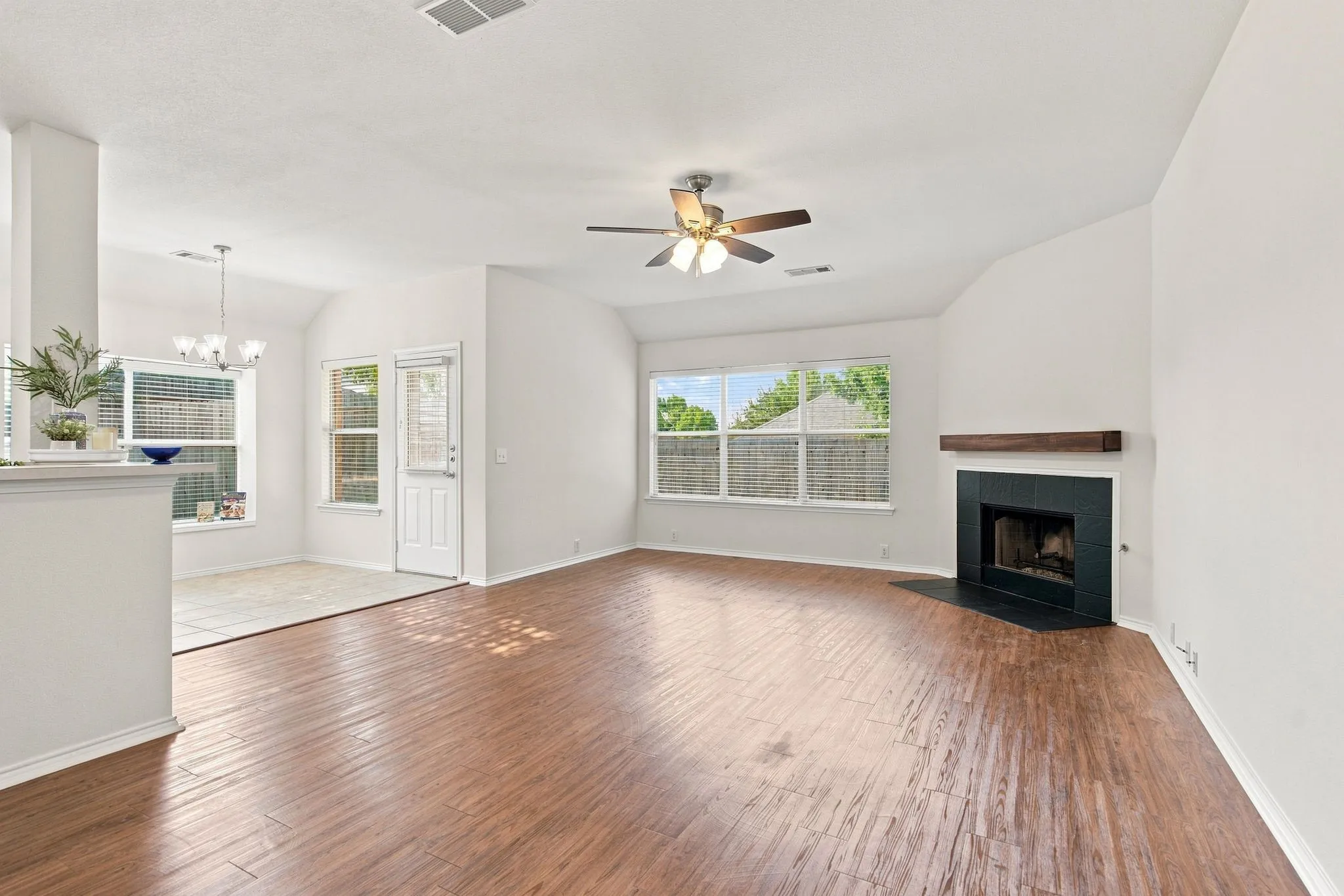 Single Family Residence For Sale in Denton County , 3904 San Lorenzo Drive, Denton, Texas 76210, 3 Bedroom, 2 Bathroom, 2 Garage spaces, 1,761 Sqft, built in 2004, mls#21294928, Real Estate Agent in Denton, Homes For Sale in Denton county, Homes For Sale in Denton, Realtor in Denton Texas, Real Estate Brokerage Independent Realty Texas, Luminita Cordes Realtor