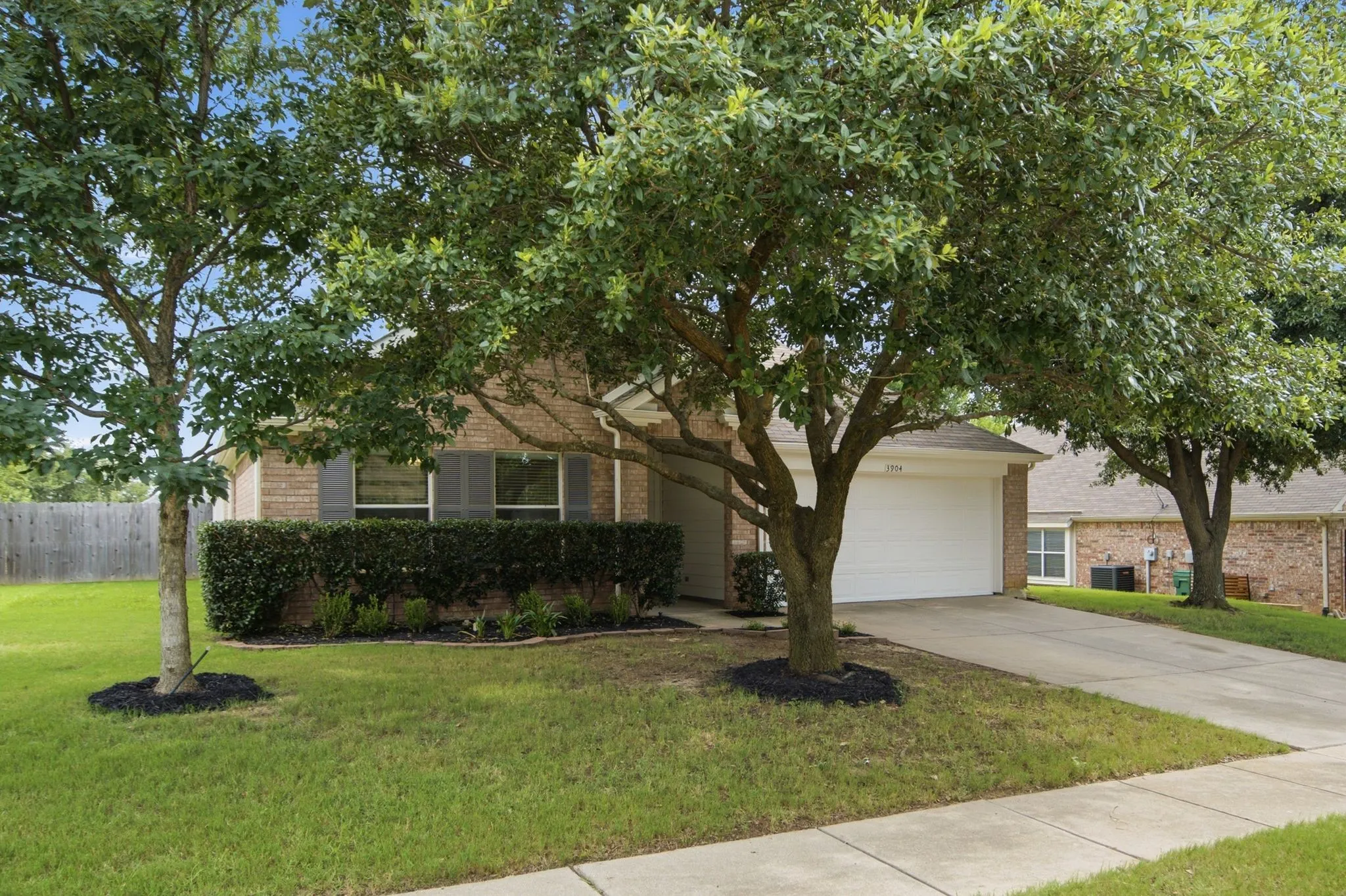 Single Family Residence For Sale in Denton County , 3904 San Lorenzo Drive, Denton, Texas 76210, 3 Bedroom, 2 Bathroom, 2 Garage spaces, 1,761 Sqft, built in 2004, mls#21294928, Real Estate Agent in Denton, Homes For Sale in Denton county, Homes For Sale in Denton, Realtor in Denton Texas, Real Estate Brokerage Independent Realty Texas, Luminita Cordes Realtor