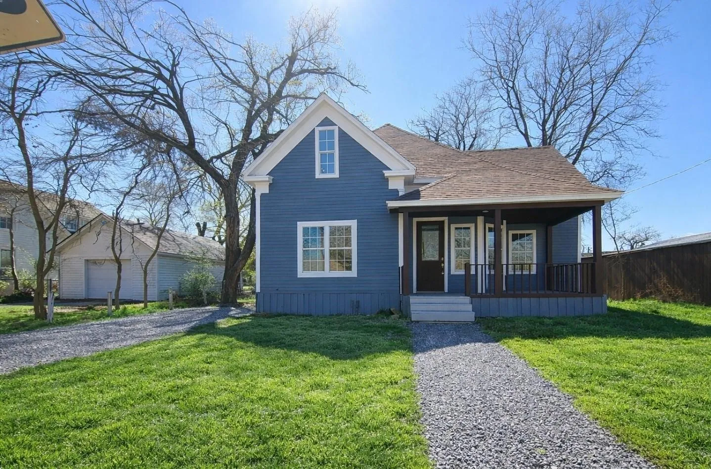 Single Family Residence For Rent in Fannin County , 415 W 7th Street, Bonham, Texas 75418, 3 Bedroom, 2 Bathroom, Garage spaces, 1,406 Sqft, built in 1905, mls#21302773, Real Estate Agent in Bonham, Homes For Rent in Fannin county, Homes For Rent in Bonham, Realtor in Bonham Texas, Real Estate Brokerage Independent Realty Texas, Luminita Cordes Realtor