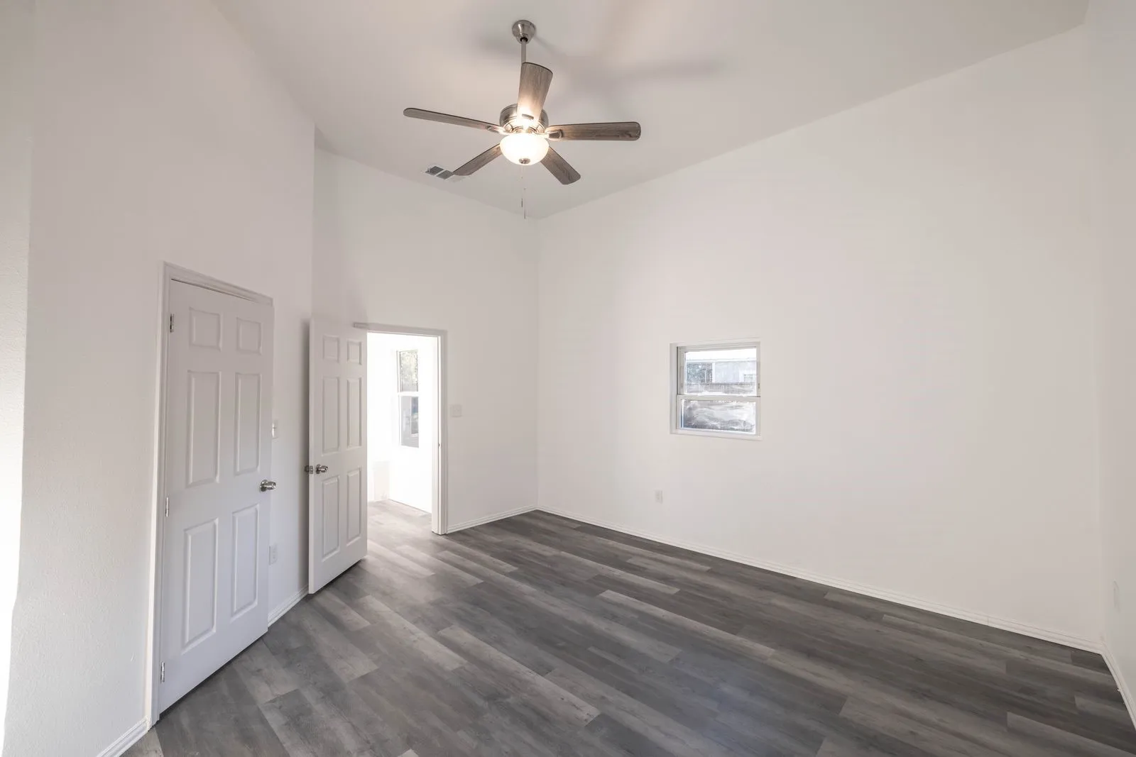 Single Family Residence For Rent in Fannin County , 415 W 7th Street, Bonham, Texas 75418, 3 Bedroom, 2 Bathroom, Garage spaces, 1,406 Sqft, built in 1905, mls#21302773, Real Estate Agent in Bonham, Homes For Rent in Fannin county, Homes For Rent in Bonham, Realtor in Bonham Texas, Real Estate Brokerage Independent Realty Texas, Luminita Cordes Realtor